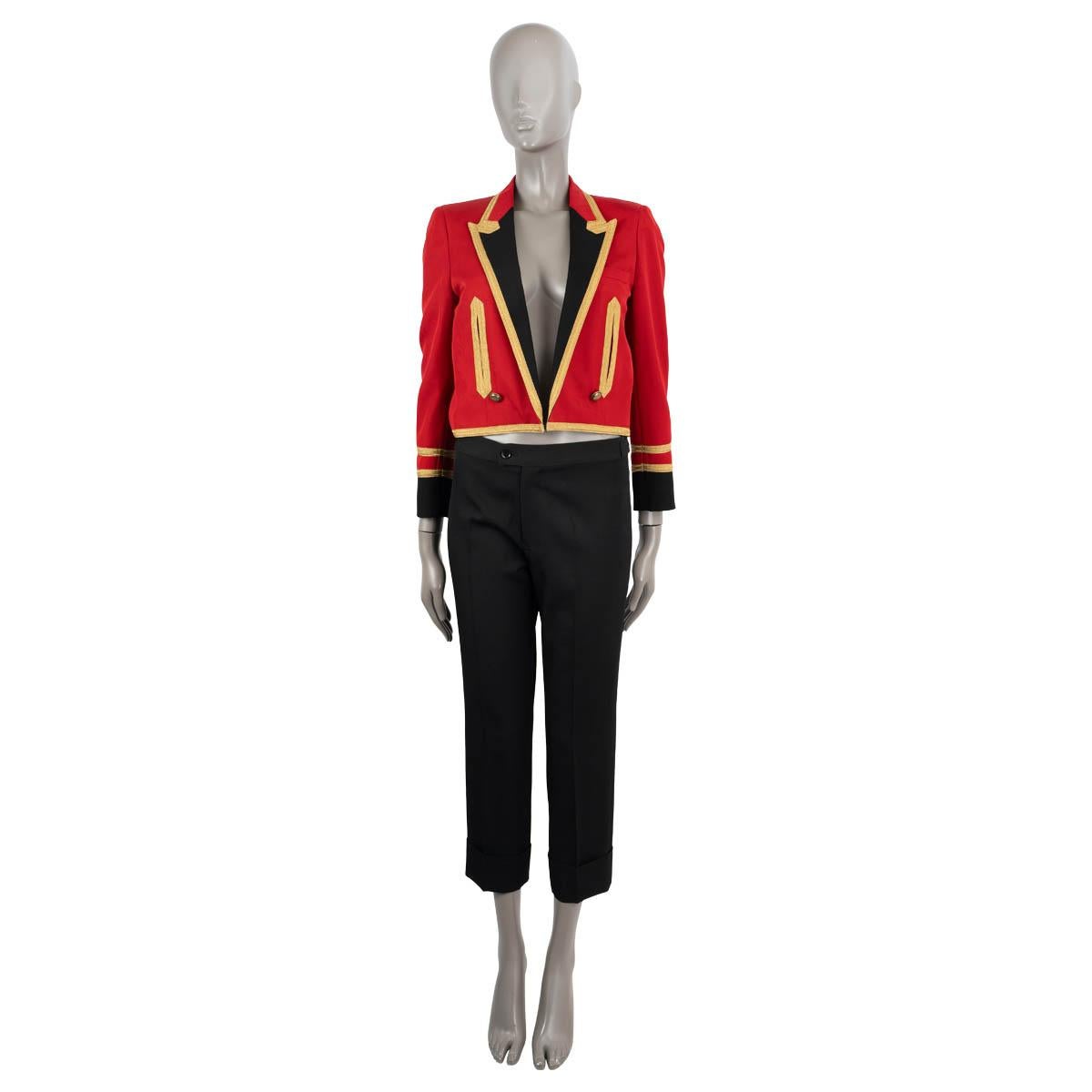 100% authentische Saint Laurent Spencer Jacke aus roter Wolle (100%). Diese Militärjacke hat eine verkürzte Silhouette, goldene Metallic-Besätze, kontrastierende schwarze Aufschläge und Manschetten sowie zwei Schlitztaschen auf der Vorderseite.