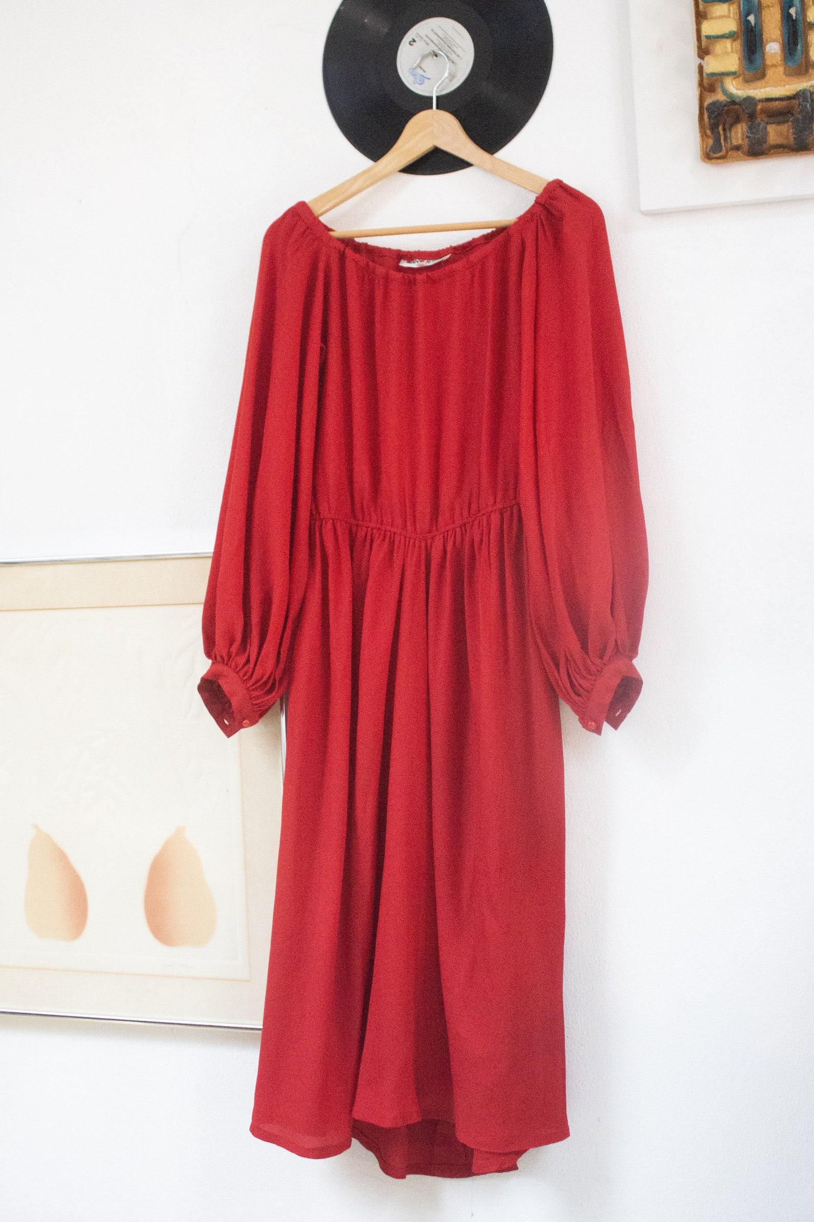 Saint Laurent Rive Gauche fall/winter 1977 red silk off shoulders midi dress with elastic pleated waistline and exaggerated bishop sleeves (S)
Rare and collectible item from Saint Laurent Rive Gauche fall/winter 1977 
100% silk
One button on each