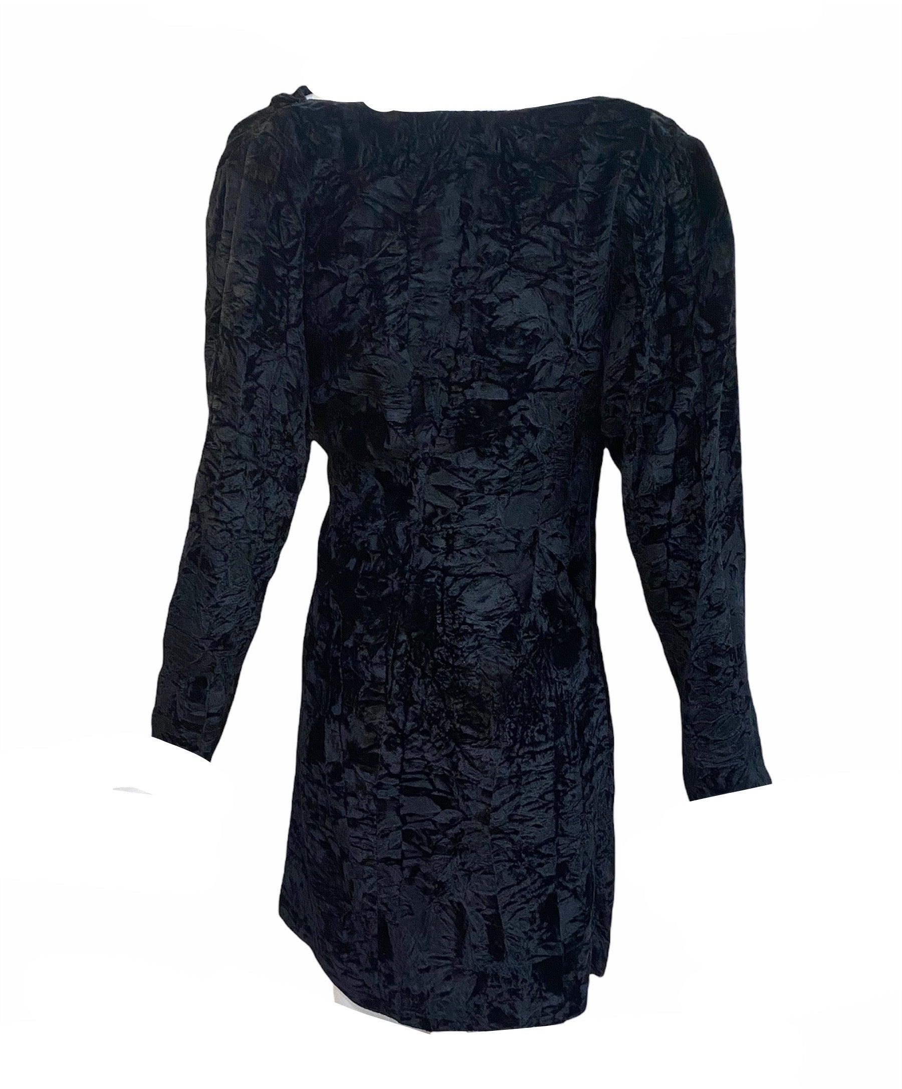Un autre classique d'Yves Saint Laurent - cette robe de cocktail enveloppante en velours noir écrasé, circa 1980. Non doublée et légèrement transparente, elle présente une encolure en V profond et est froncée à la taille.  Les plus petites
