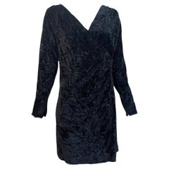 Saint Laurent Rive Gauche, robe de cocktail enveloppante en velours écrasé noir, années 1980