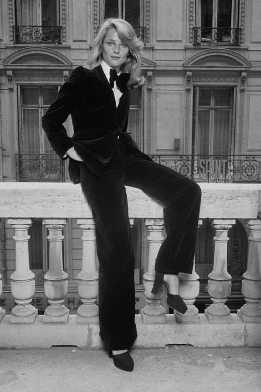 - Collezione Saint Laurent Rive Gauche di Yves Saint Laurent, metà degli anni '70.

- Venduto da Mae Vintage 

- Completo in velluto verde bosco con pantaloni a vita alta e giacca monopetto con bottoni in legno

