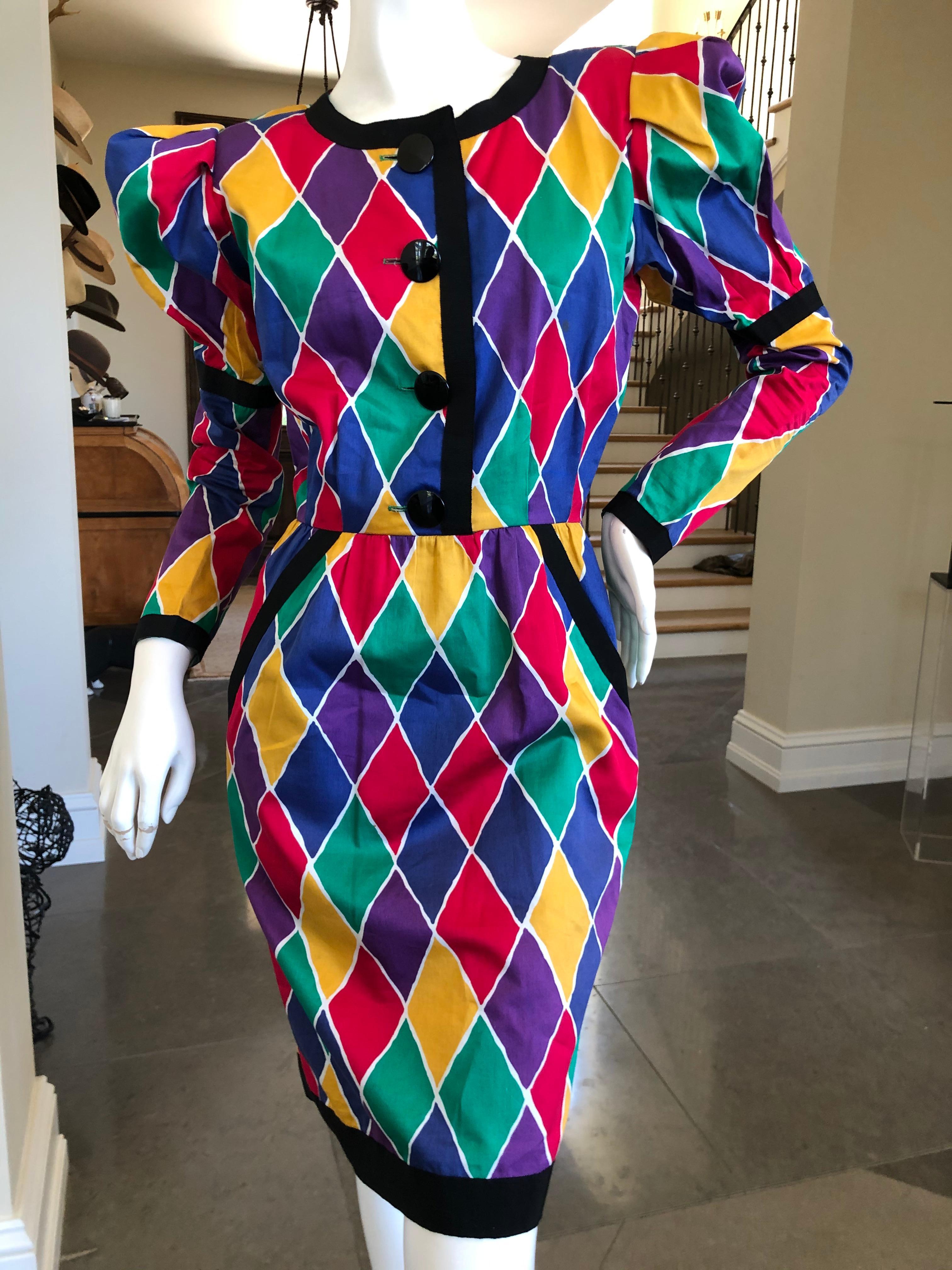  Saint Laurent Rive Gauche Ikonisches Baumwollkleid mit Harlekin-Muster vom Frühjahr 1988
Das ist so hübsch, viel hübscher als auf den Fotos.
Es ist aus ganz feiner Baumwolle, mit Grobkornbesatz und zwei Taschen.
Größe 38
 Büste 38