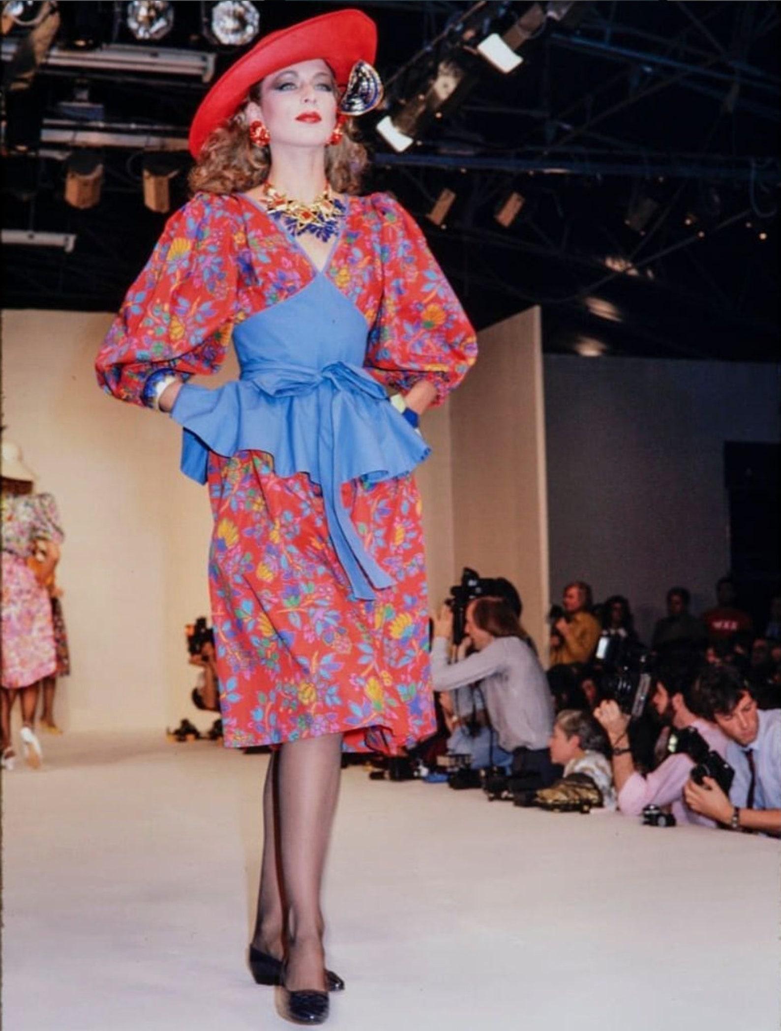 Saint Laurent Rive Gauche s/s 1983 red silk floral A line dress with tie front  In Good Condition For Sale In Milano, IT