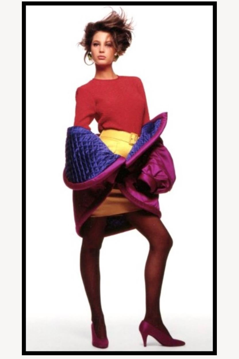 - Collezione primavera/estate 1987 della passerella YSL Rive Gauche di Yves Saint Laurent

- Venduto da Mae Vintage 

- L'iconica giacca di seta imbottita indossata da Christy Turlington sulla copertina di Vogue di luglio 1987

- Raso fucsia,