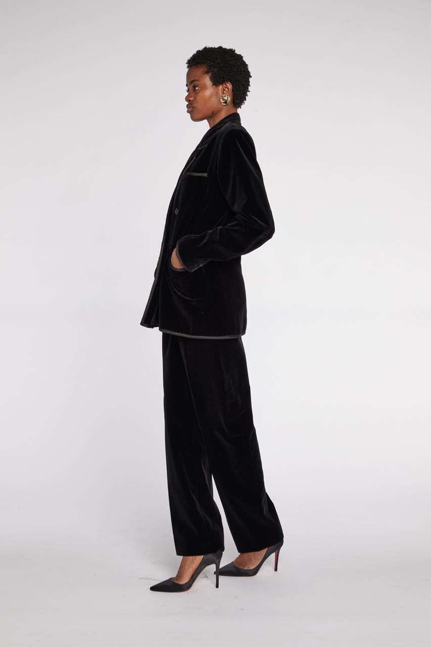 - Collezione autunno/inverno 1981 Saint Laurent Rive Gauche di Yves Saint Laurent

- Venduto da Mae Vintage London 

- Abito in velluto nero, giacca a doppio petto con rifiniture in gros-grain

- Condizioni eccellenti

