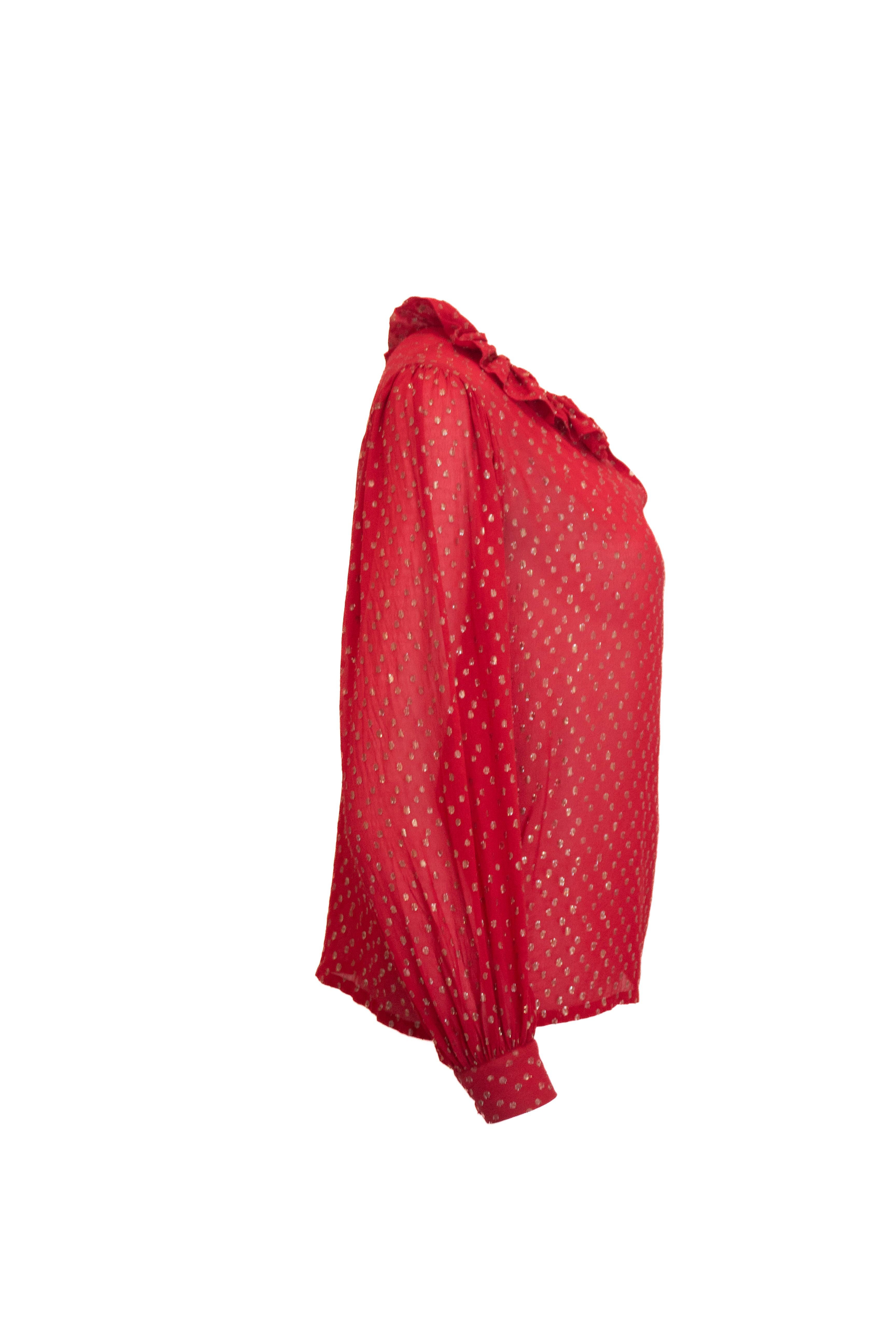 Rosso Saint Laurent Rive Gauche Vintage, camicetta in seta con colletto a balze e pois svizzeri, vintage. in vendita