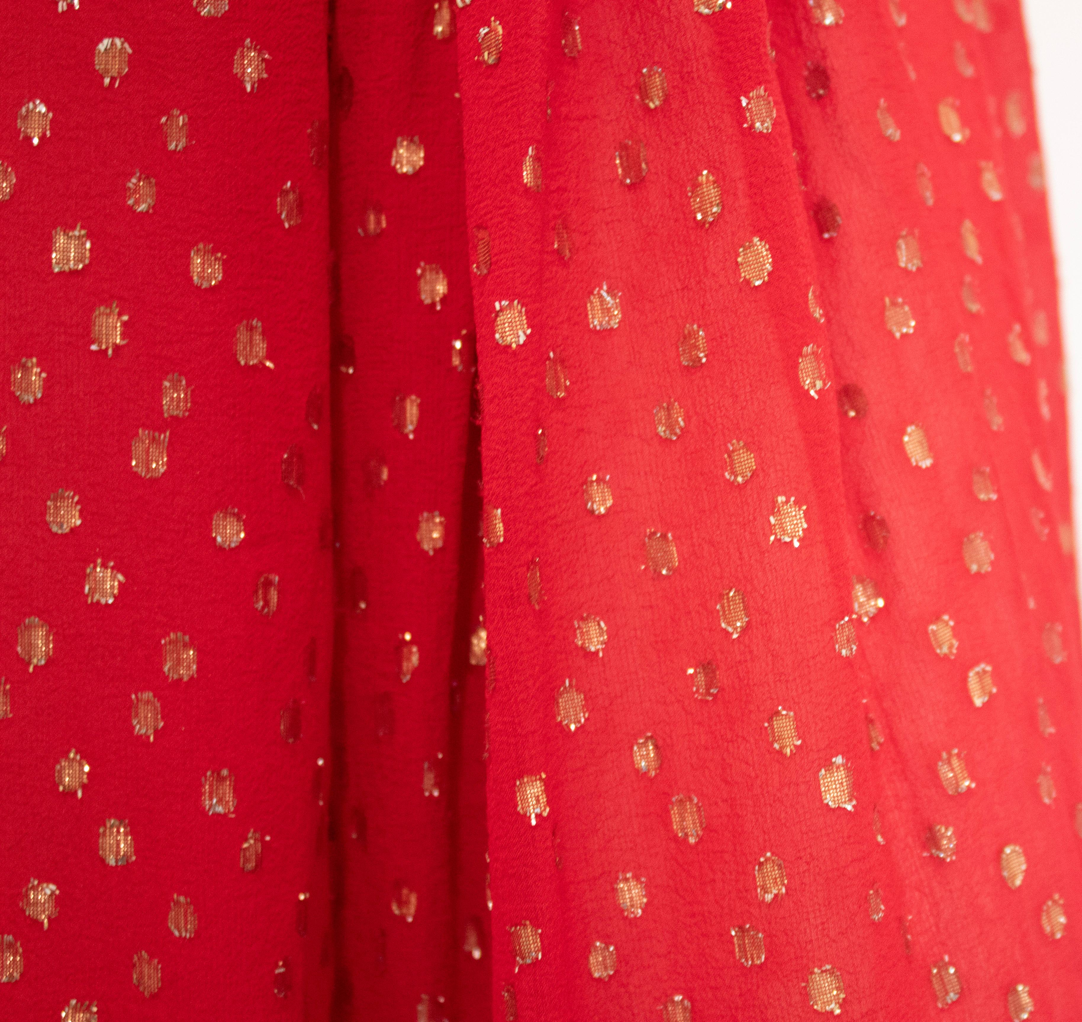 Donna Saint Laurent Rive Gauche Vintage, camicetta in seta con colletto a balze e pois svizzeri, vintage. in vendita