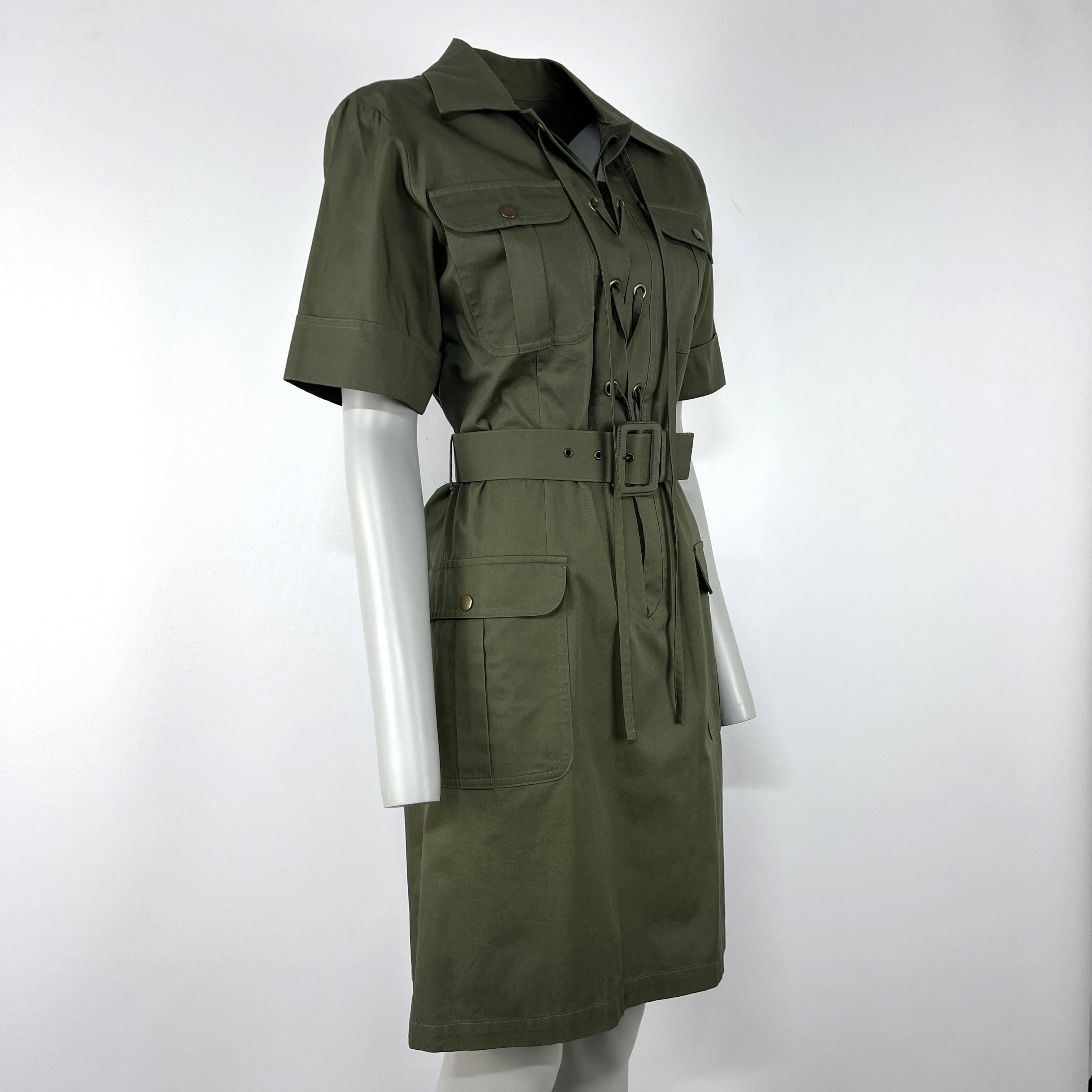 Robe SAINT LAURENT iconique Saharienne safari en Gabardine de coton de couleur verte kaki. Taille indiquée 34 FR.
