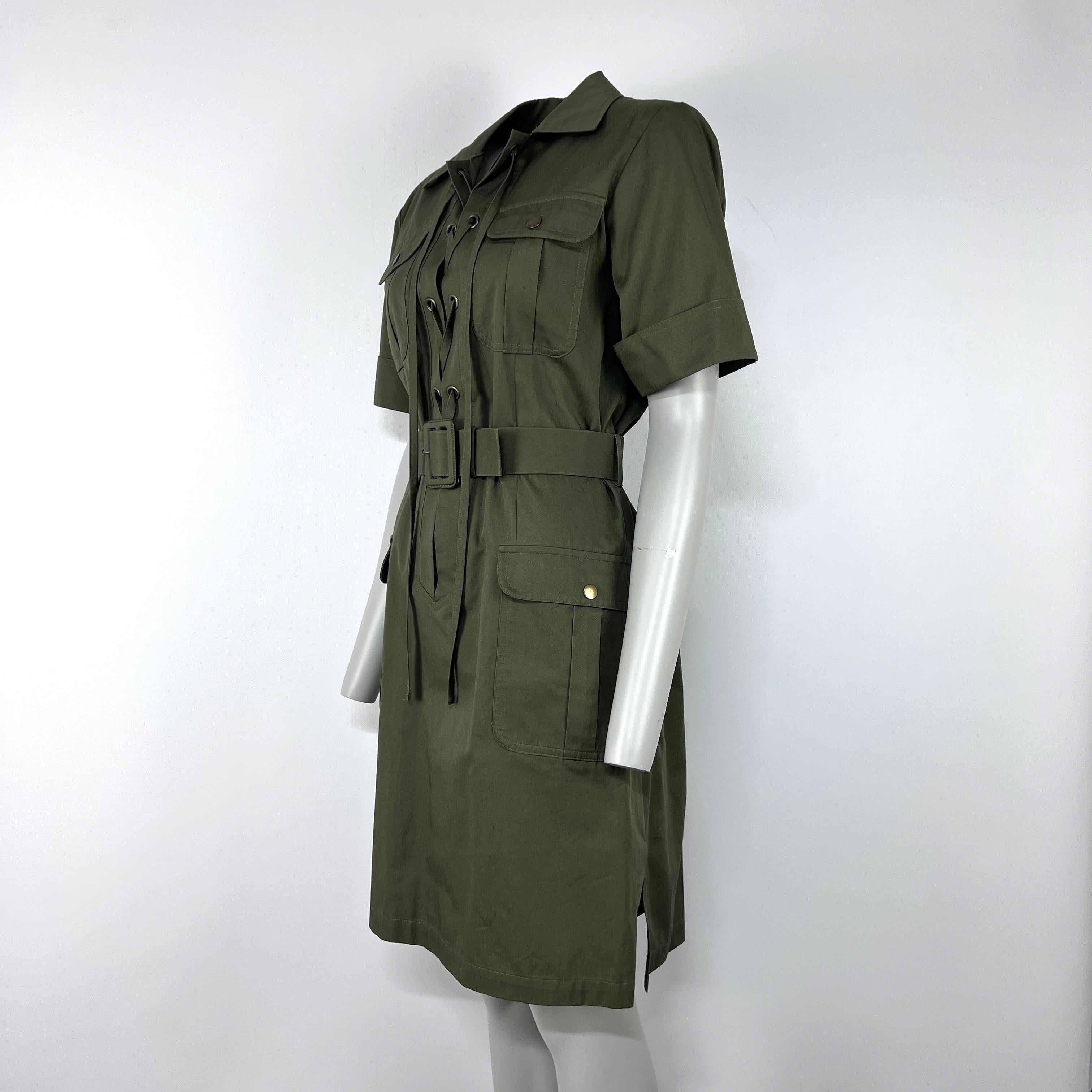 SAINT LAURENT Robe iconique saharienne safari en gabardine de coton kaki Excellent état - En vente à SAINT-OUEN-SUR-SEINE, FR