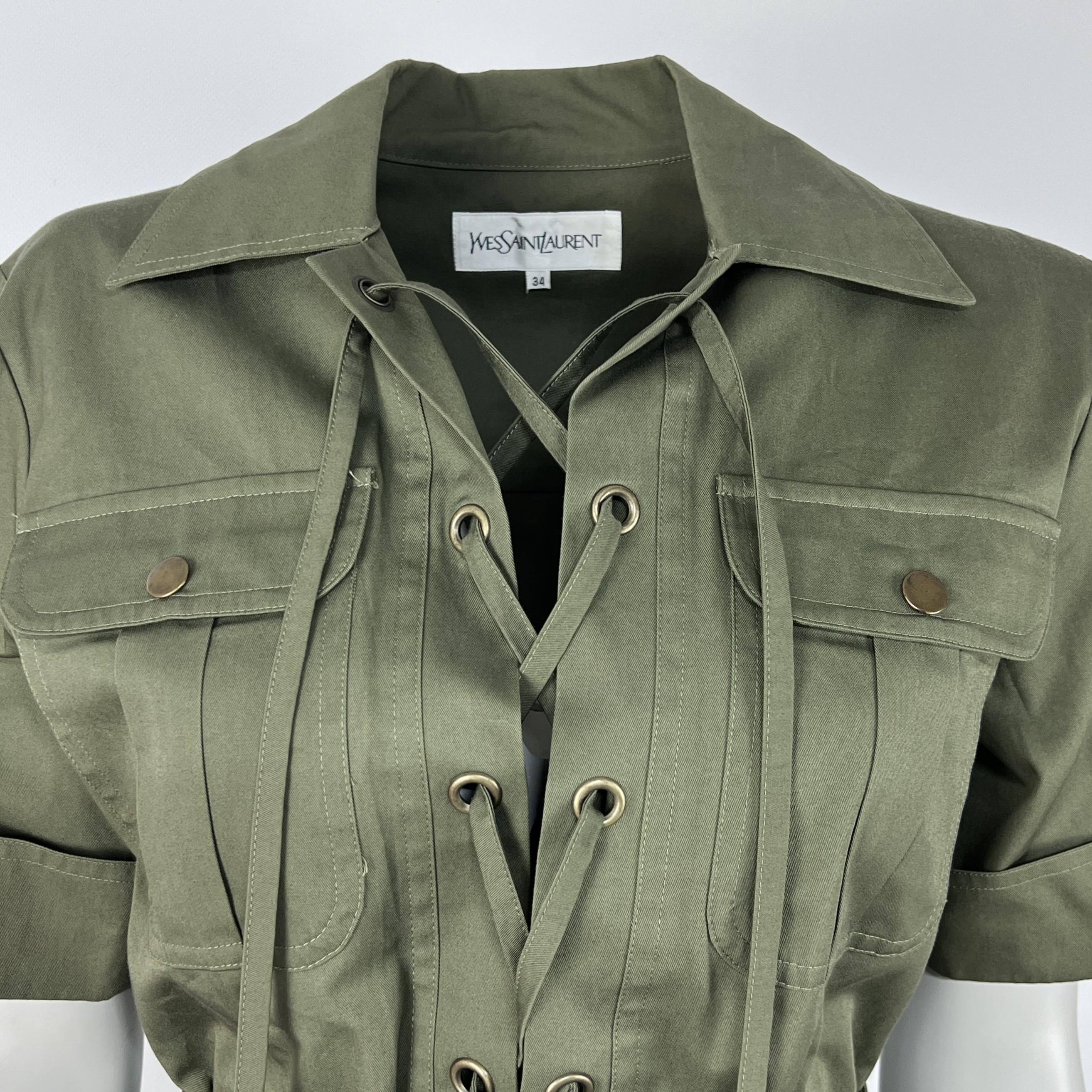 SAINT LAURENT Robe iconique saharienne safari en gabardine de coton kaki en vente 1