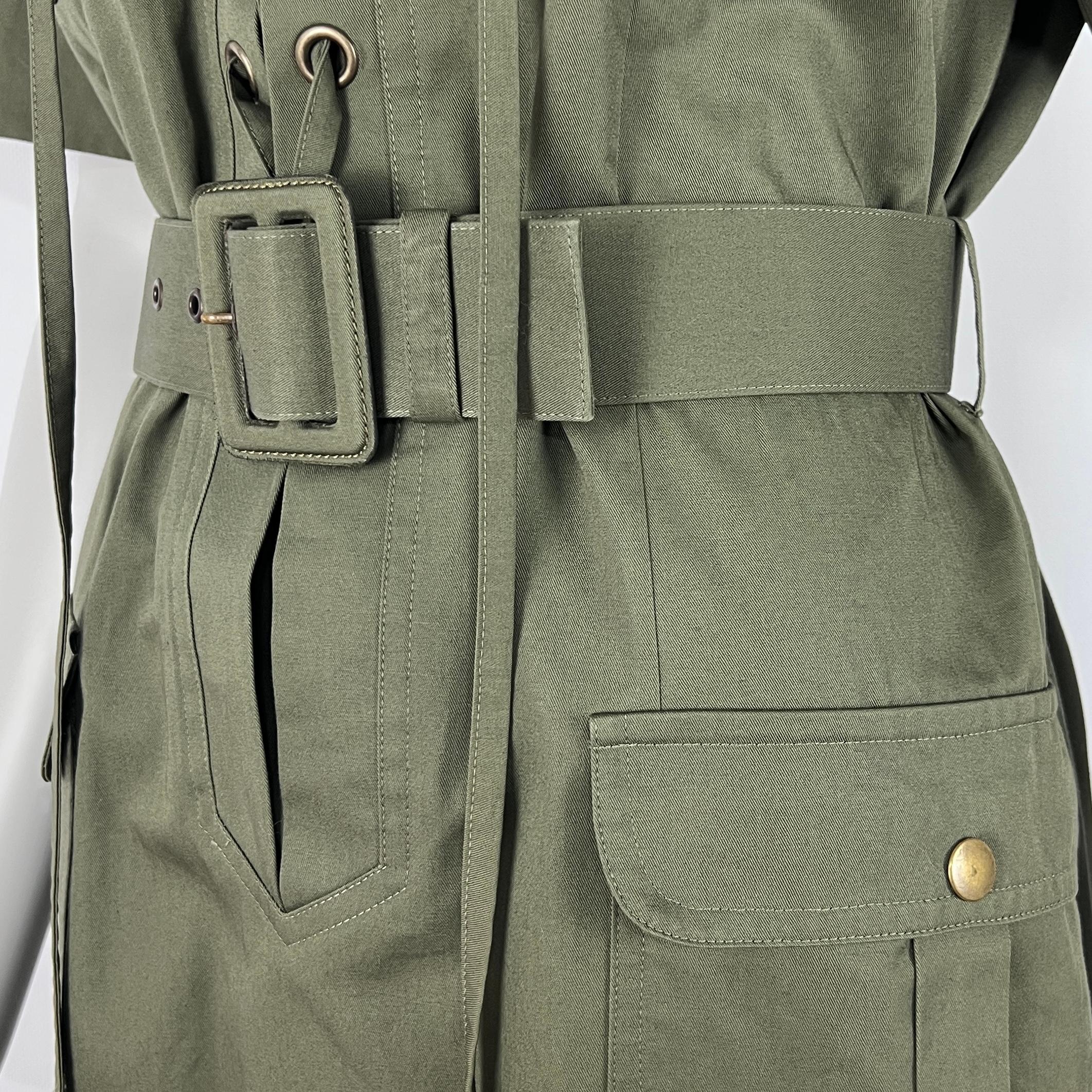 SAINT LAURENT Robe iconique saharienne safari en gabardine de coton kaki en vente 2