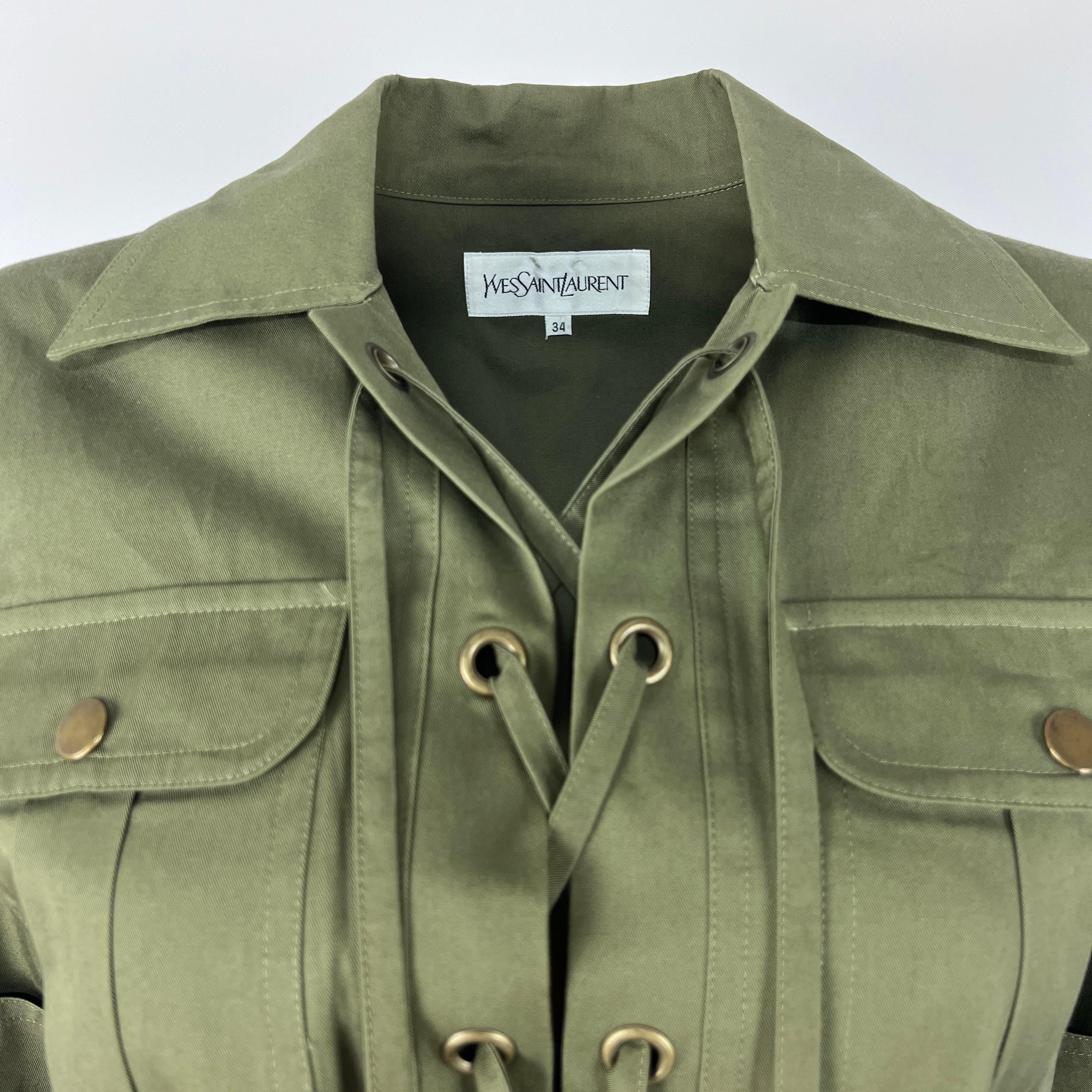 SAINT LAURENT Robe iconique saharienne safari en gabardine de coton kaki en vente 3