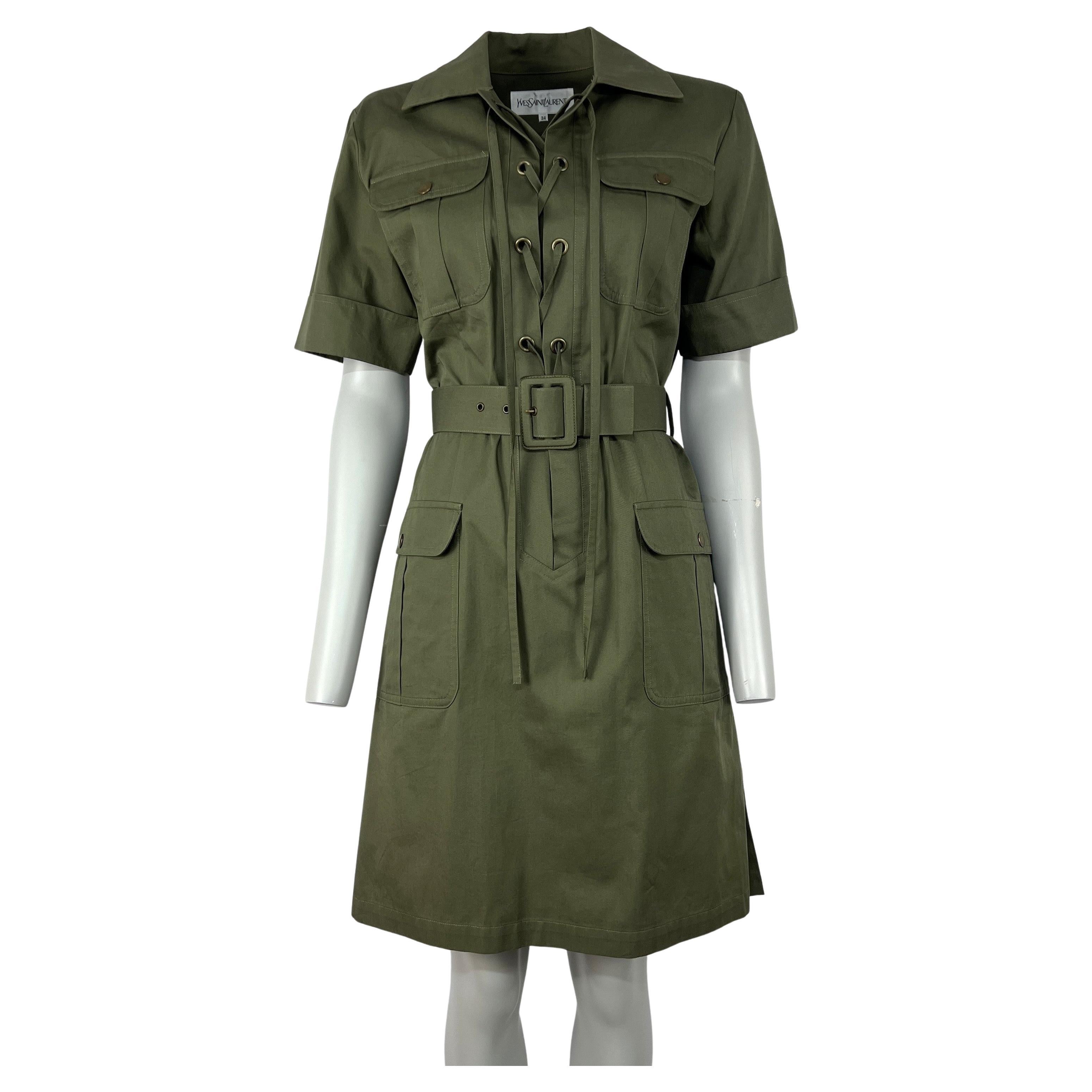 SAINT LAURENT Robe iconique saharienne safari en gabardine de coton kaki en vente