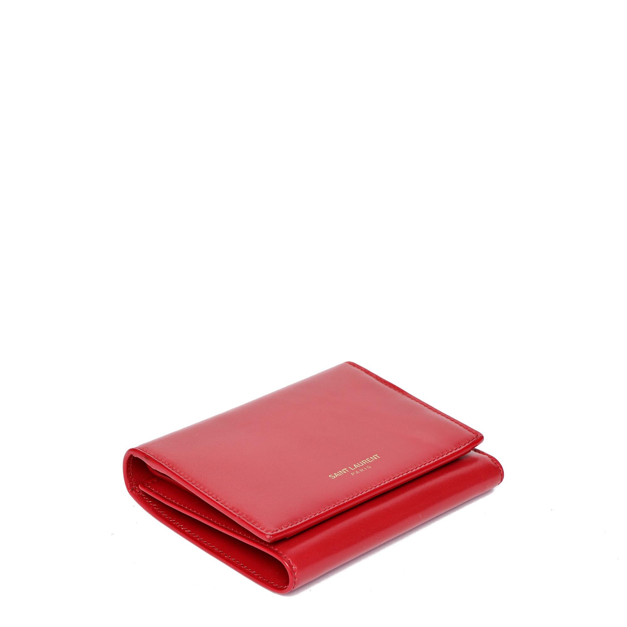 Saint Laurent Rouge Orient Portefeuille compact bi-fold en cuir lisse et brillant

NOTES D'ÉTAT
L'extérieur est en excellent état avec de légers signes d'utilisation.
L'intérieur est en excellent état avec de légers signes d'utilisation.
Le matériel