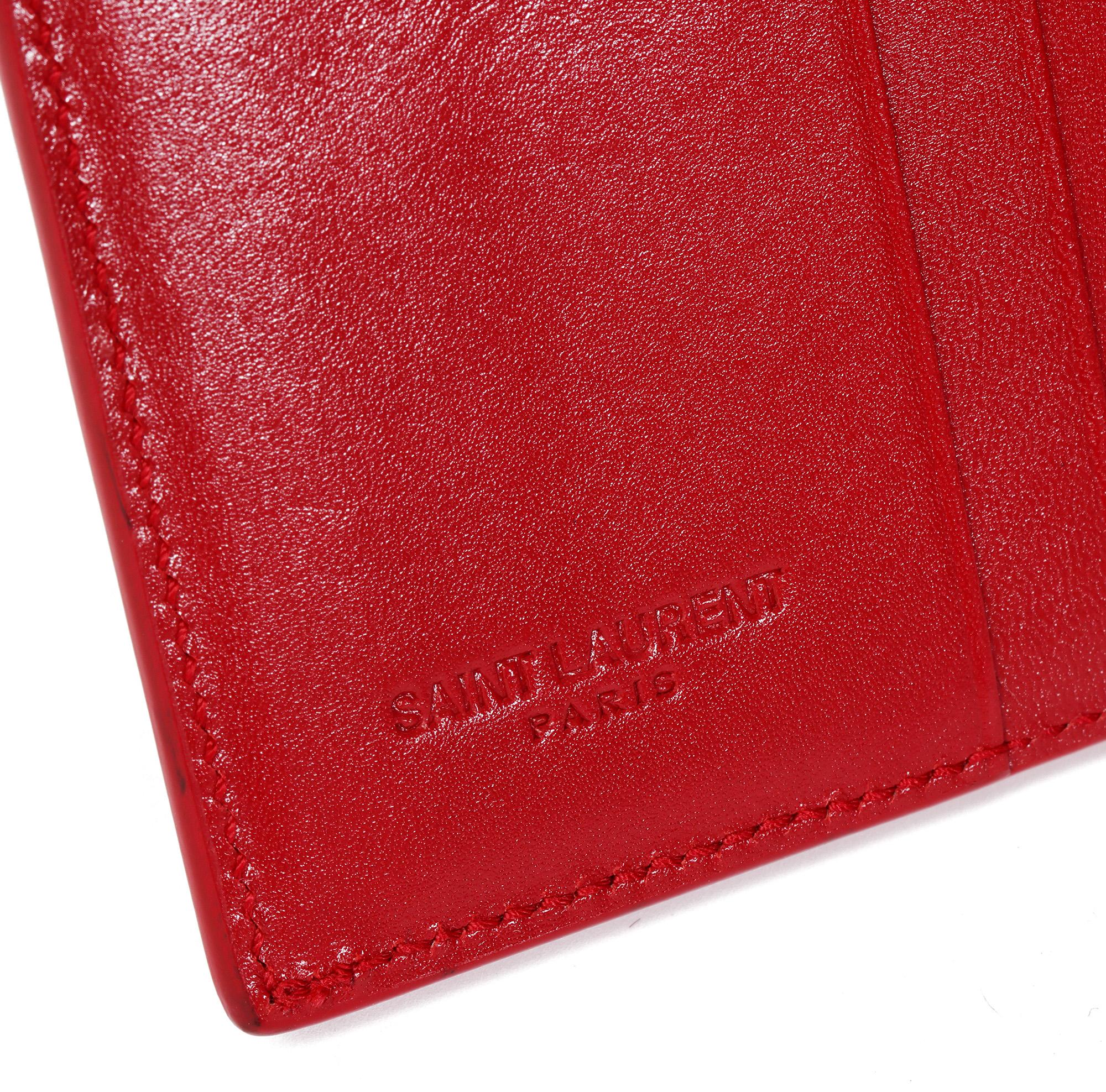 Portefeuille compact en cuir lisse brillant Rouge Orient de Saint Laurent Pour femmes en vente