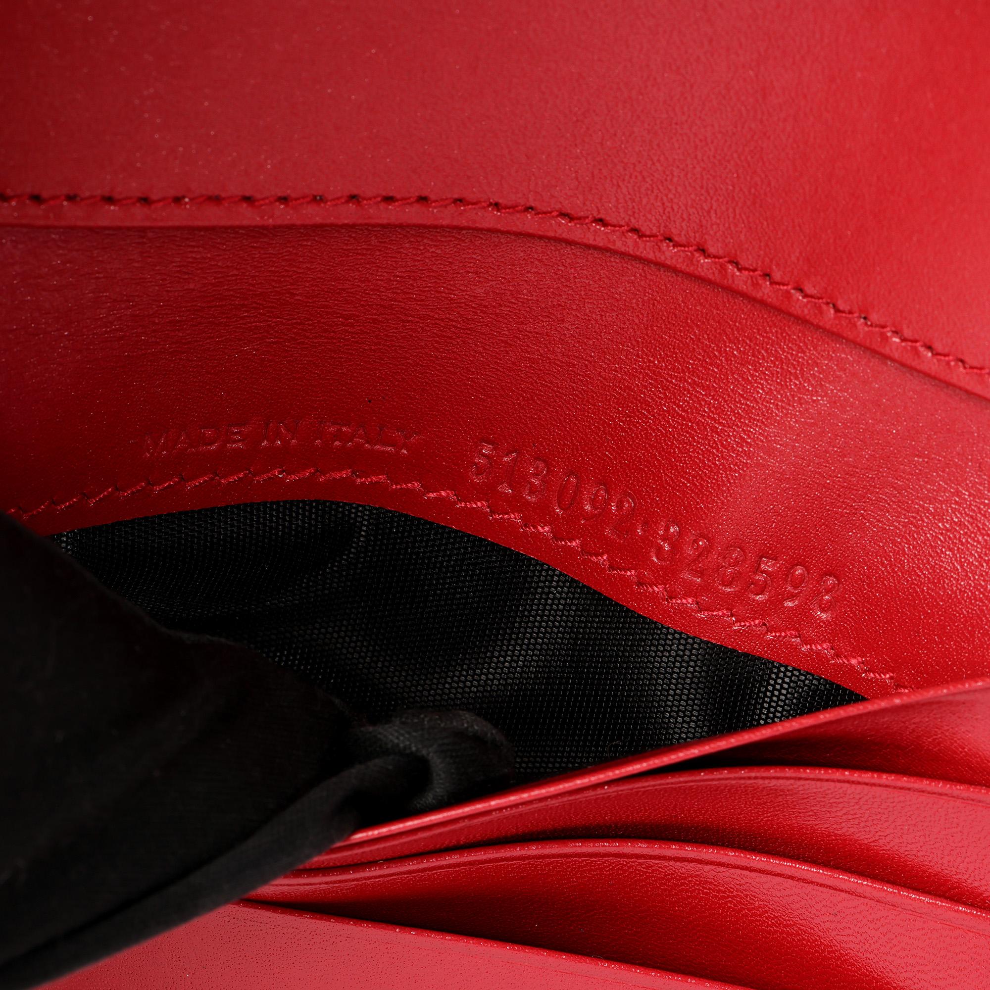 Portefeuille compact en cuir lisse brillant Rouge Orient de Saint Laurent en vente 1