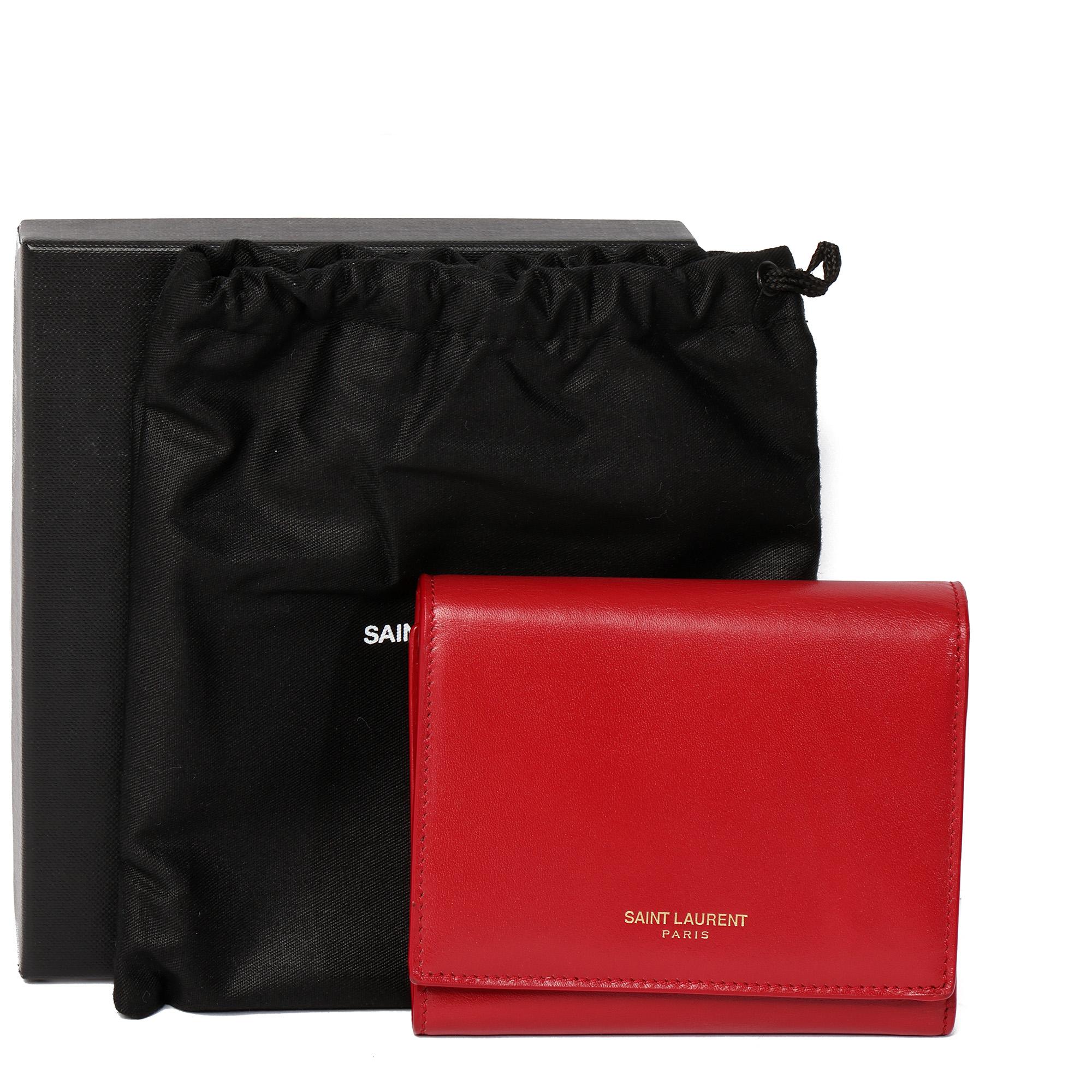 Portefeuille compact en cuir lisse brillant Rouge Orient de Saint Laurent en vente 3