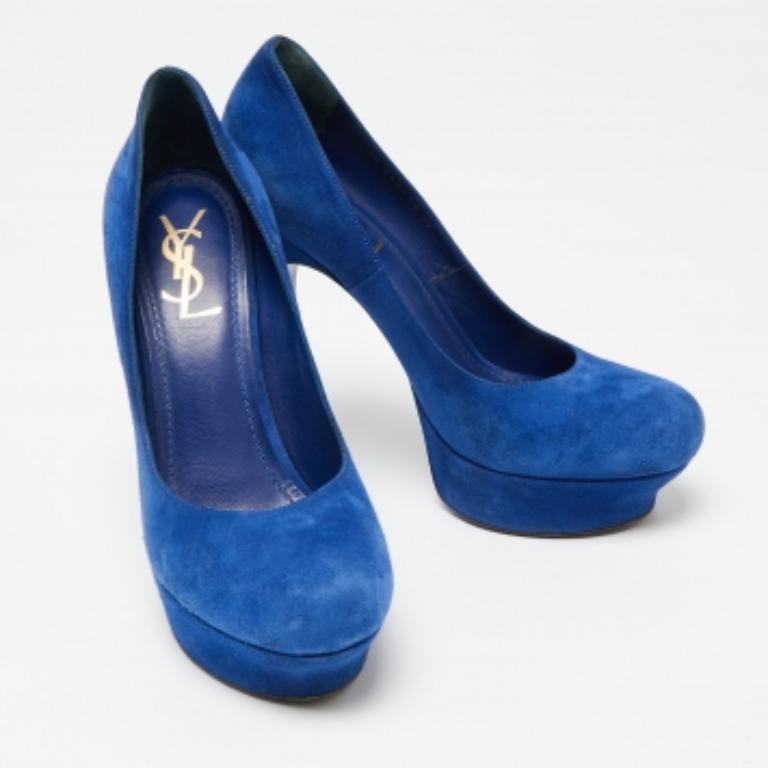 Walk smoothly and with style by adorning this pair of Saint Laurent pumps. Perfect for several occasions, the pair comes made from suede into a striking silhouette. The 14cm heels and platforms make it a comfortable choice.