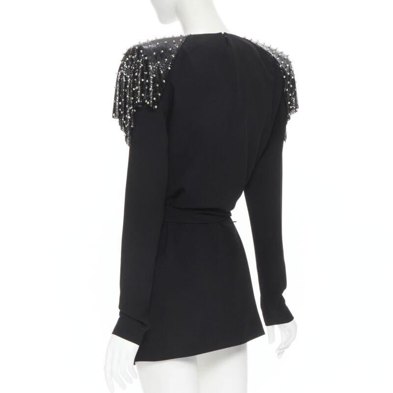 SAINT LAURENT Vestido con cinturón y hombreras de cota de malla negro FR38 S en venta 2