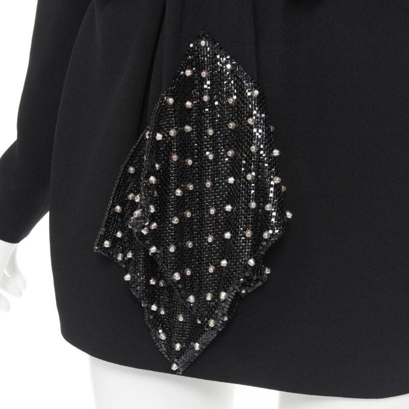 SAINT LAURENT Vestido con cinturón y hombreras de cota de malla negro FR38 S en venta 4