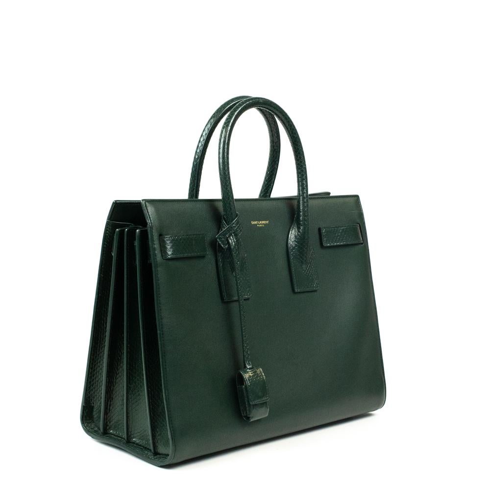 - Créateur : SAINT LAURENT
- Modèle : Sac de jour
- Condition : Très bon état. Quelques rayures
- Accessoires : Sac à poussière, sangle (amovible et non réglable), cadenas, clés
- Mesures : Largeur : 32cm , Hauteur : 24cm , Profondeur : 11cm ,