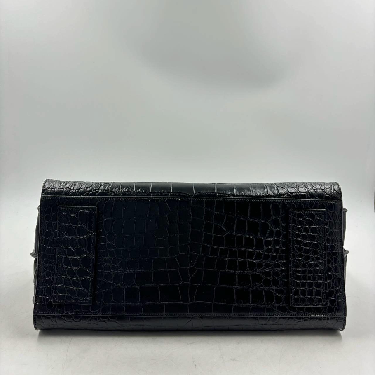 Saint Laurent Sac De Jour Große schwarze Handtasche aus Leder mit Krokodilprägung im Angebot 1