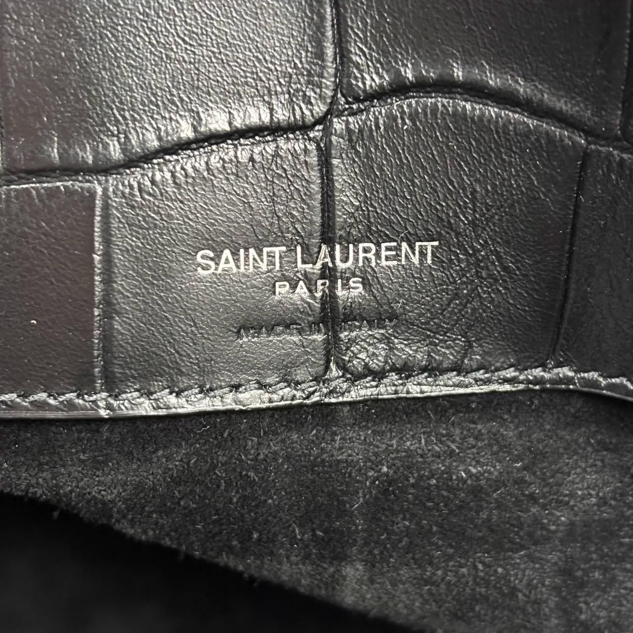 Saint Laurent Sac De Jour Große schwarze Handtasche aus Leder mit Krokodilprägung im Angebot 4