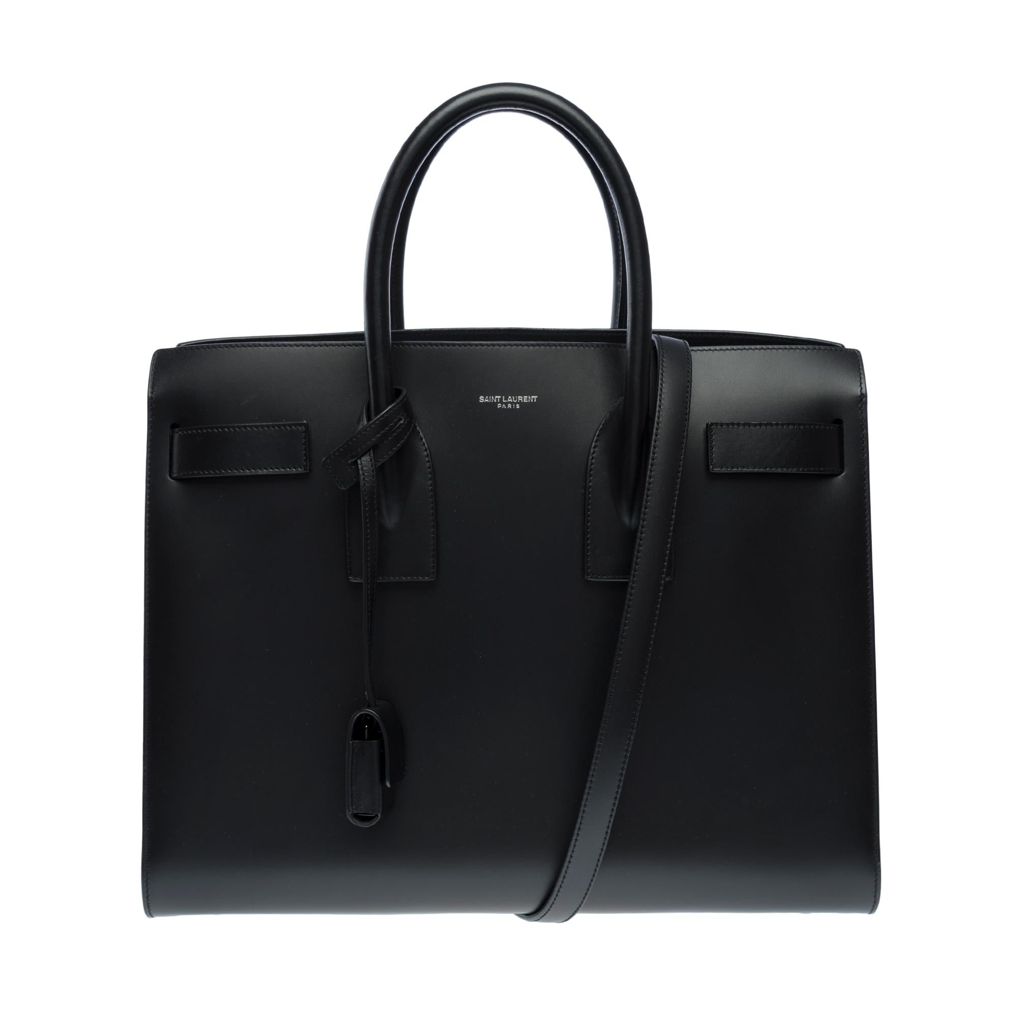 Saint Laurent Sac de Jour Kleine Handtasche in schwarzer Box aus Kalbsleder in Schwarz für Damen oder Herren im Angebot