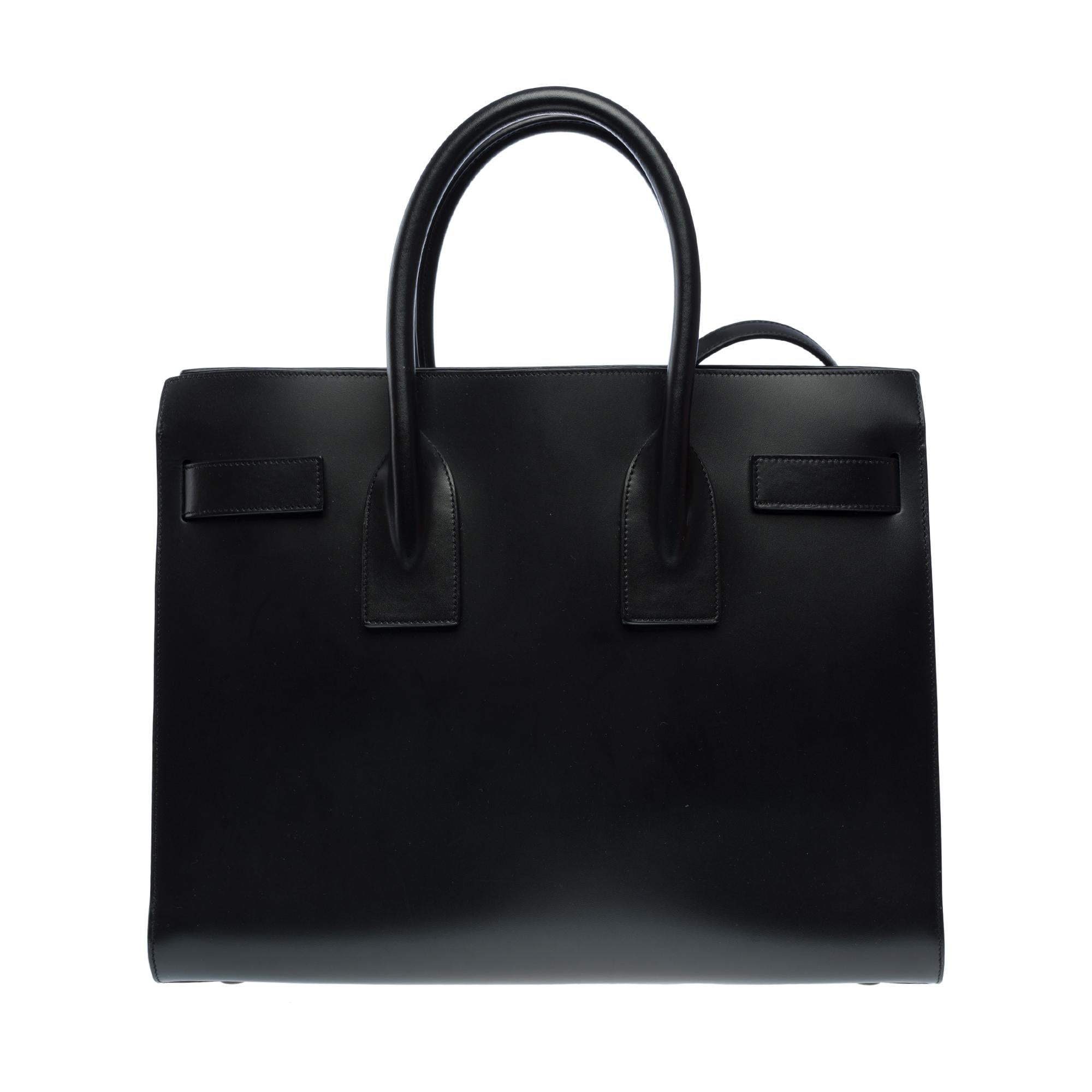Saint Laurent Sac de Jour Kleine Handtasche in schwarzer Box aus Kalbsleder in Schwarz im Angebot 1