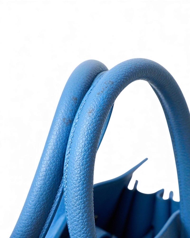 Saint Laurent Sac De Jours Small Granulata Azzurra en vente 2