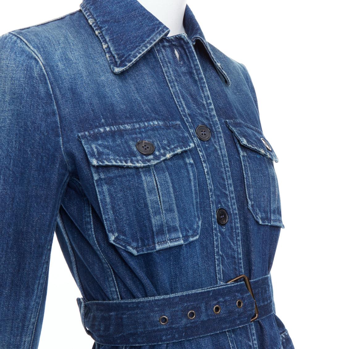 SAINT LAURENT Saharienne - Robe chemise safari à ceinture en jean lavé bleu indigo
Référence : NKLL/A00447
Marque : Saint Laurent
Modèle : Saharienne
MATERIAL : Denim
Couleur : Bleu
Motif : Solide
Fermeture : bouton
Détails supplémentaires : Veste