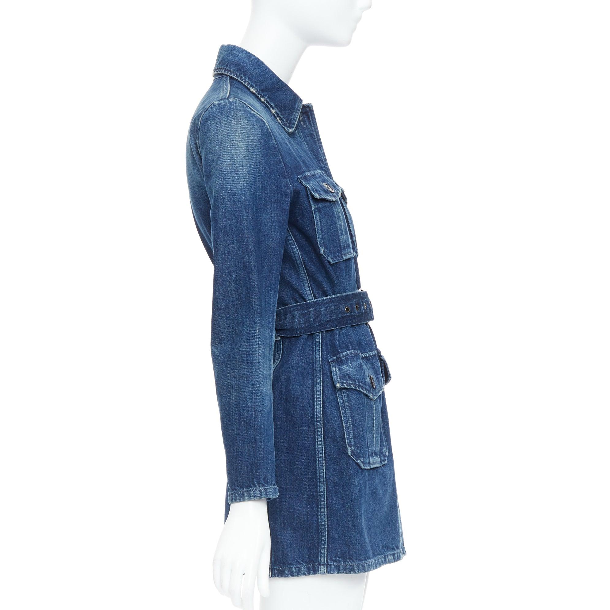SAINT LAURENT Saharienne - Robe chemise safari à ceinture en jean lavé bleu indigo en vente 1