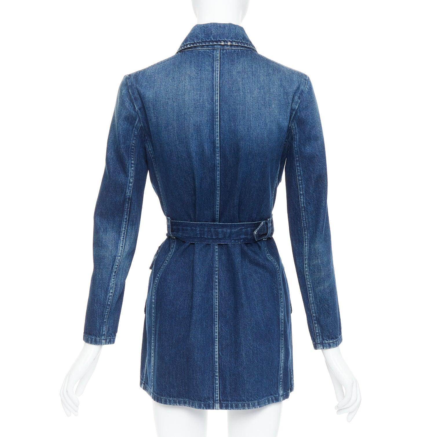 SAINT LAURENT Saharienne - Robe chemise safari à ceinture en jean lavé bleu indigo en vente 2