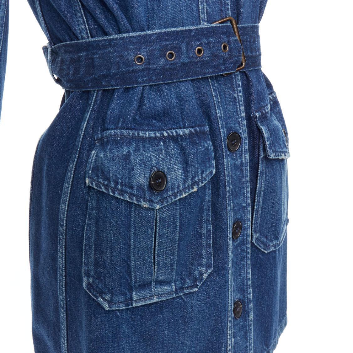 SAINT LAURENT Saharienne - Robe chemise safari à ceinture en jean lavé bleu indigo en vente 4