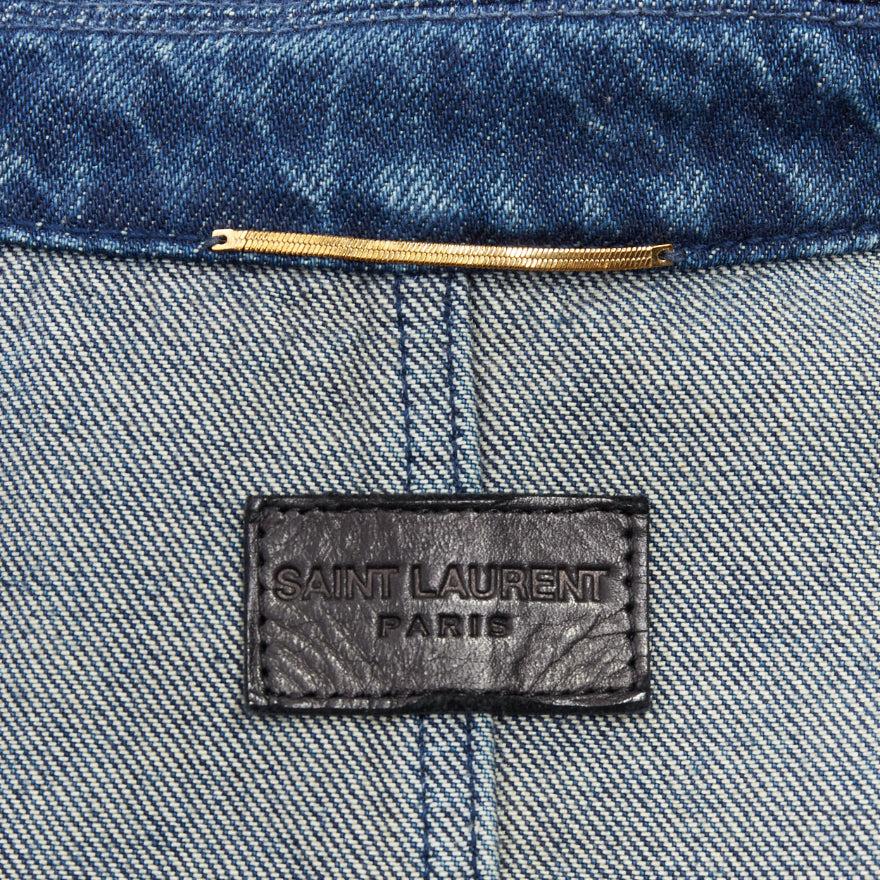 SAINT LAURENT Saharienne - Robe chemise safari à ceinture en jean lavé bleu indigo en vente 5