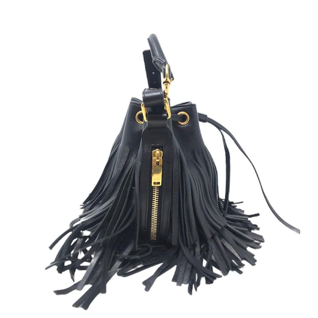 Saint Laurent
Saint Laurent Small Fringe Bucket Bag - Black
Fringed calfskin leather with suede lining and gold-tone hardware. Measures approx 15 X 11 X H18 CM. Detachable handle measures approx 18 CM in length. Adjustable and detachable shoulder