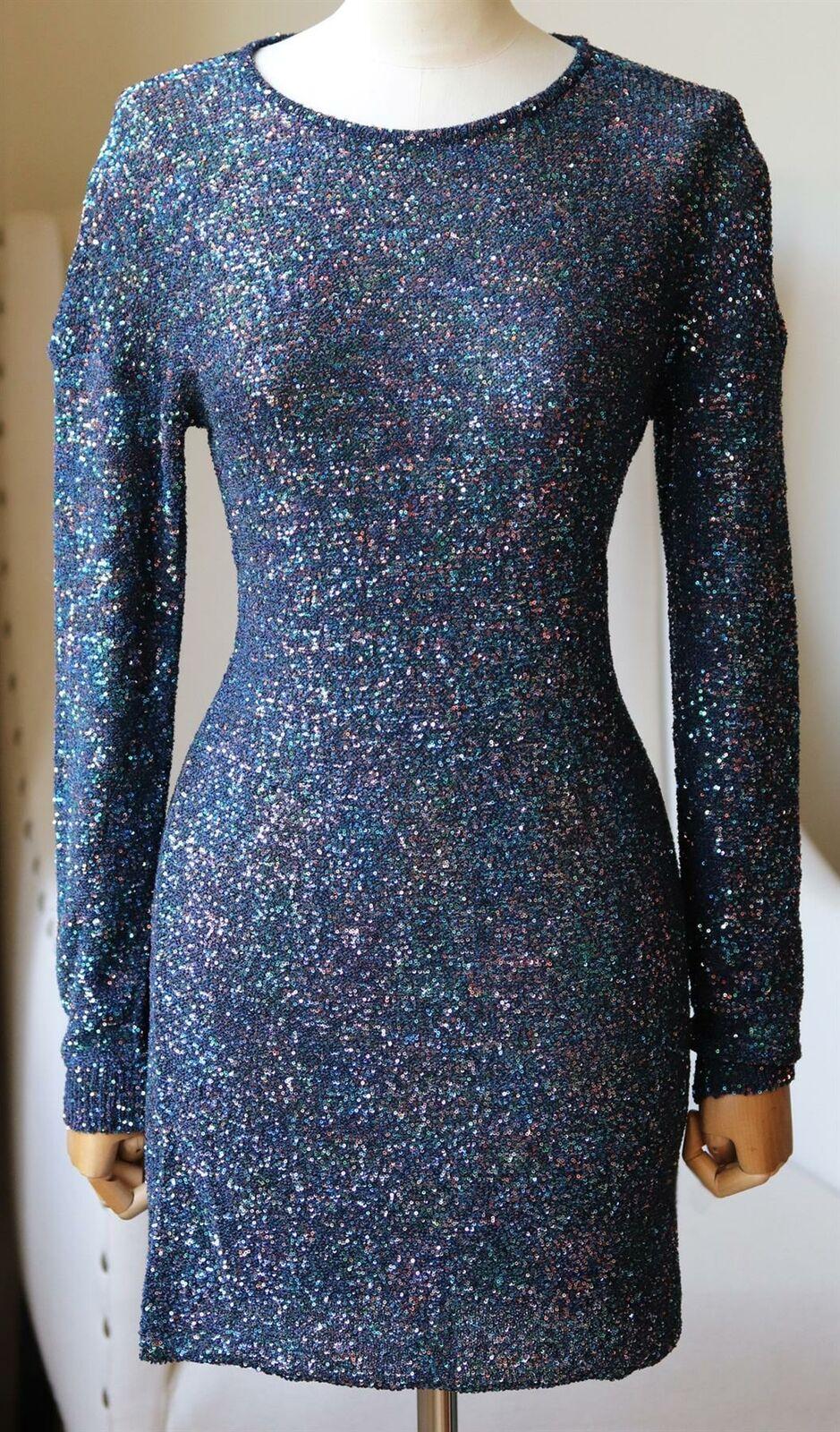 This Saint Laurent mini dress is decorated with colourful sequins that shimmer, it has been knitted in Italy from cobalt-blue yarns and has a figure-skimming silhouette with dropped shoulders and a particularly short hem.
Blue sequined