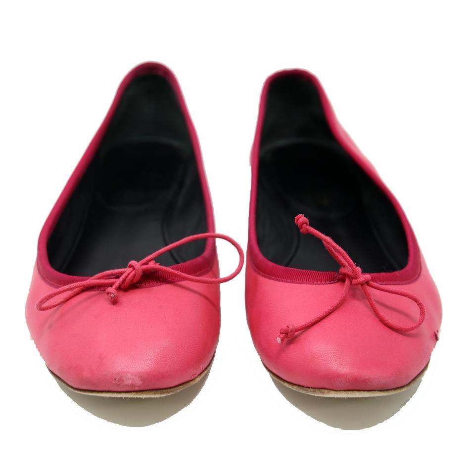These classy and versatile Saint Laurent Leather Ballet Flats are a sophisticated and fun. These ballet flats add a nice pop of color to your ensemble and are decorated with a small ribbons. Soft supple leather lining provide great comfort for daily