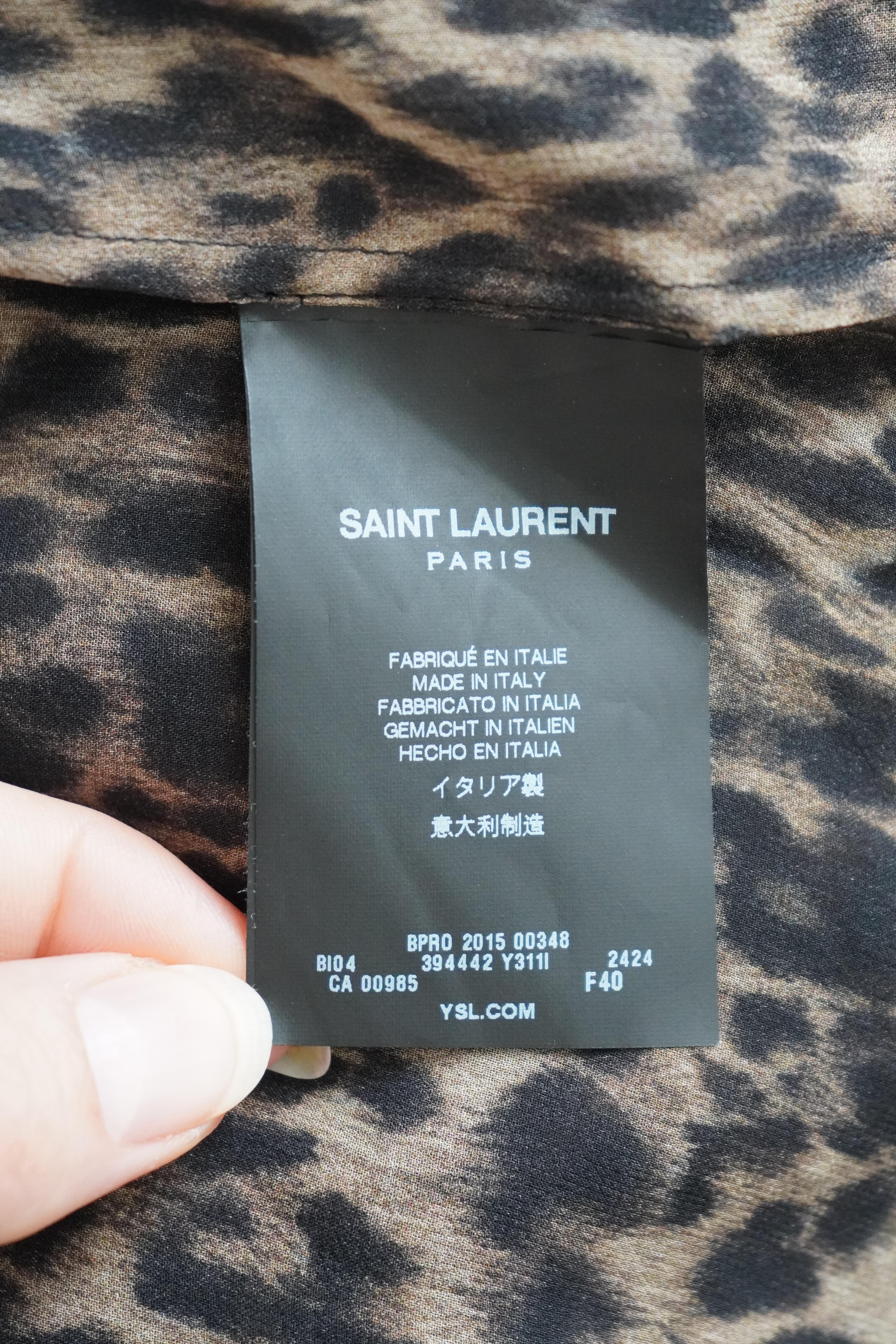 Saint Laurent Top in seta trasparente con bottoni leopardati in vendita 7