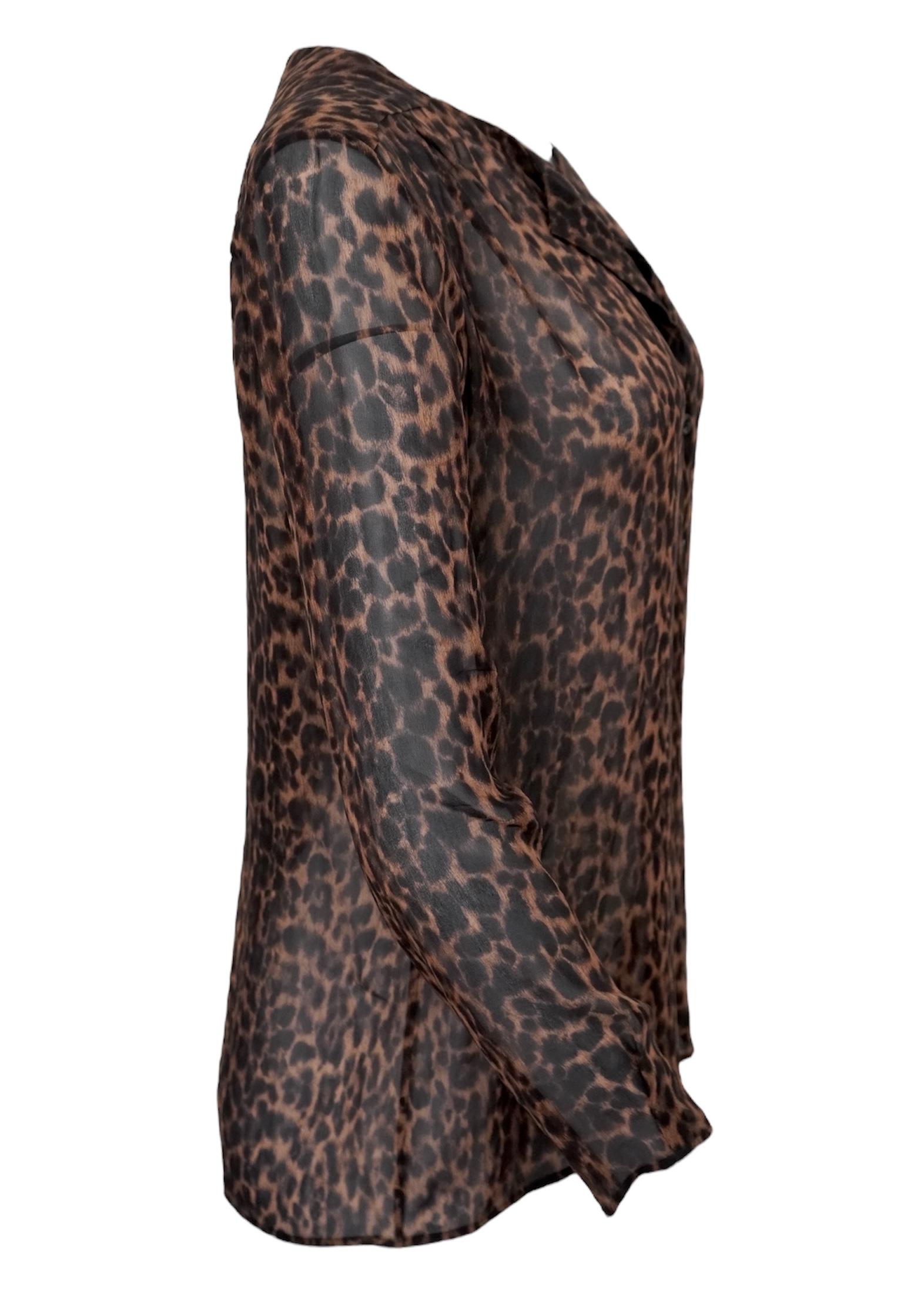 Yves Saint Laurent Seidenes Leoparden-Oberteil mit Knöpfen. Hergestellt in Italien. Durchsichtige Seide, lange Ärmel, 6-Knopf-Verschluss. Größe nicht angegeben. Länge 27 Zoll, Büste 41 Zoll, Taille 39 Zoll. 

Yves Saint Laurent SAS, auch bekannt als