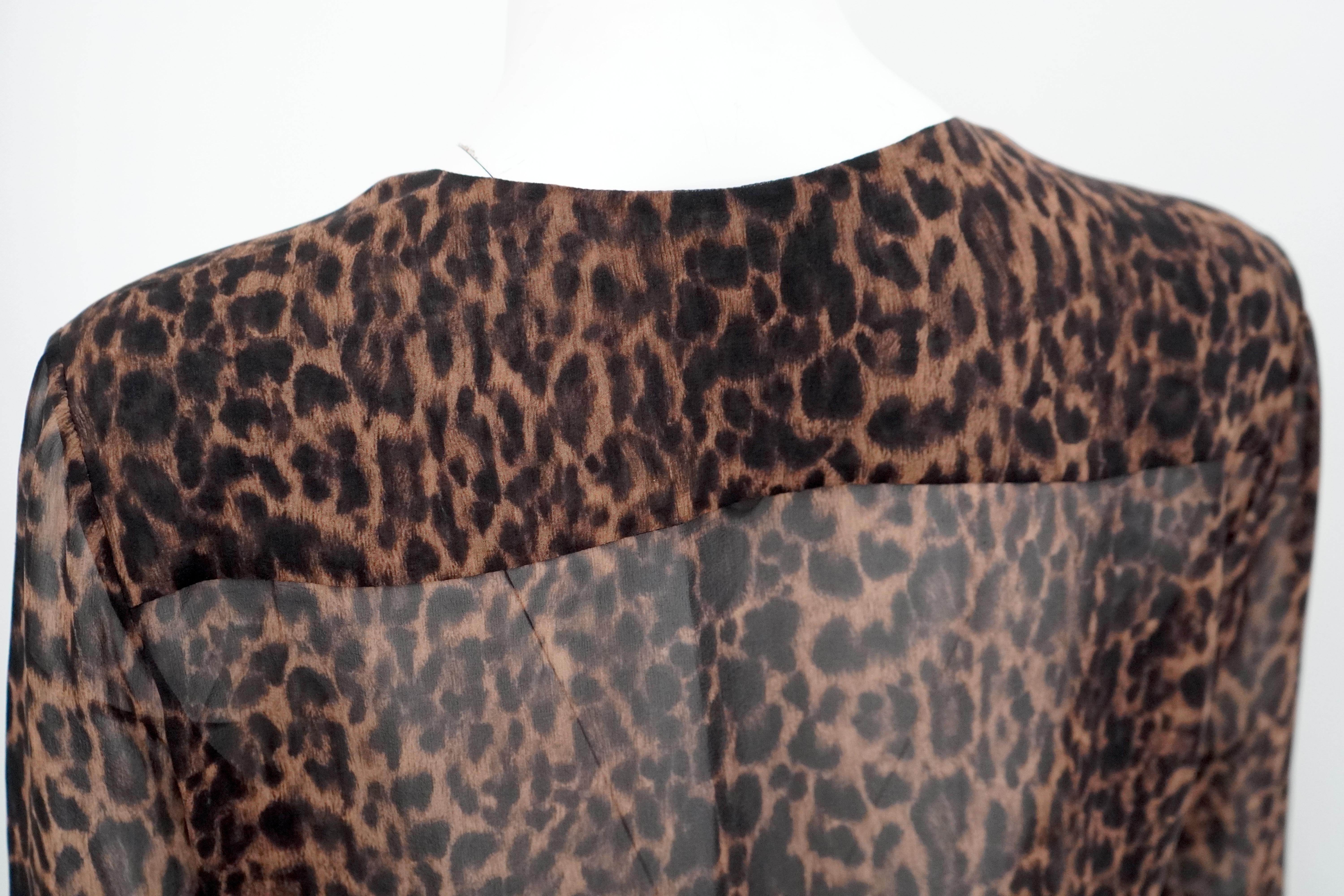 Saint Laurent - Top boutonné en soie diaphane léopard en vente 3