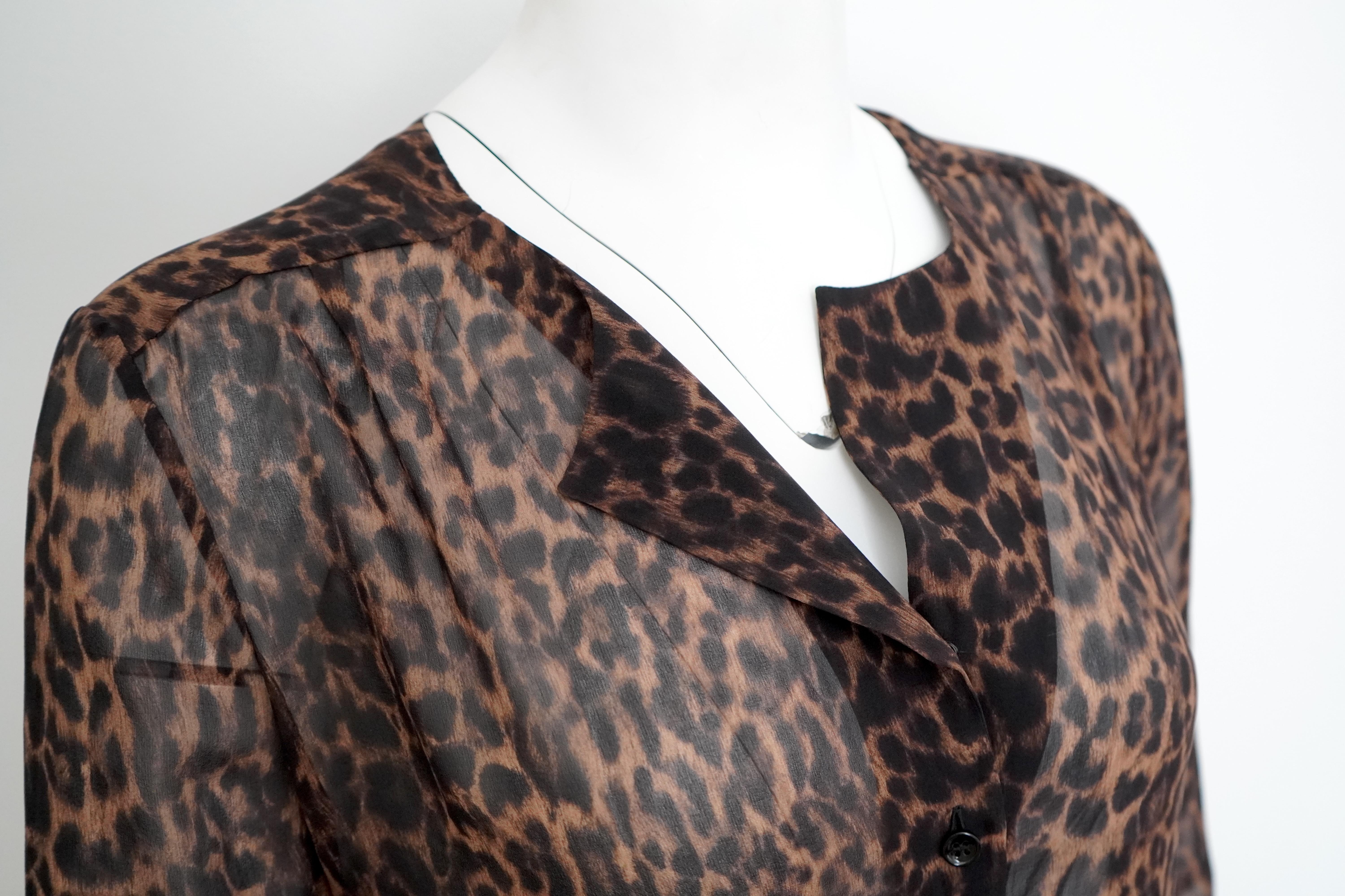 Saint Laurent - Top boutonné en soie diaphane léopard en vente 4