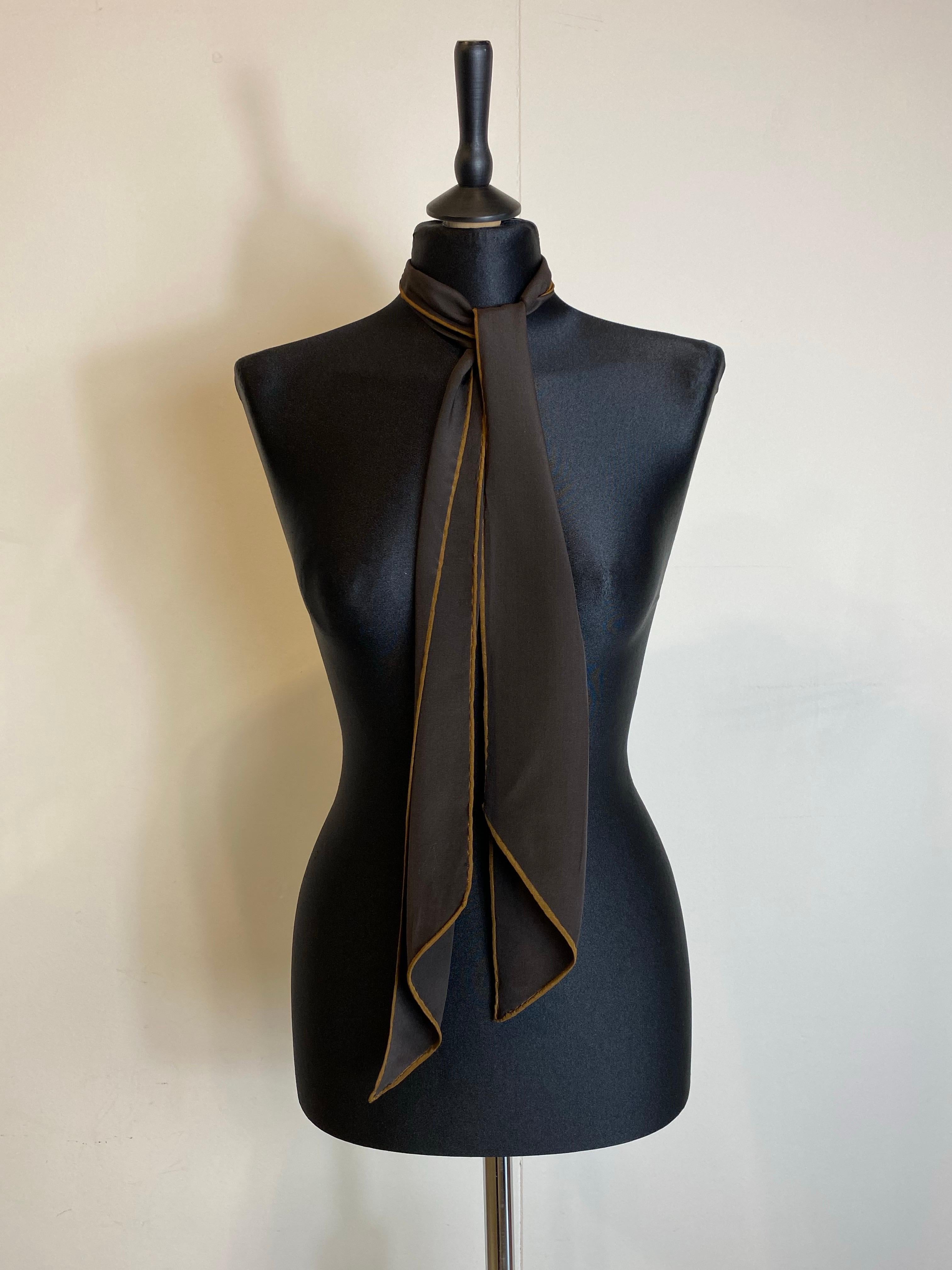 Twilly Saint Laurent.
Missing composition label but we think it is silk.
147 cm X 14 cm.
Excellent overall condition, has some pulled threads.