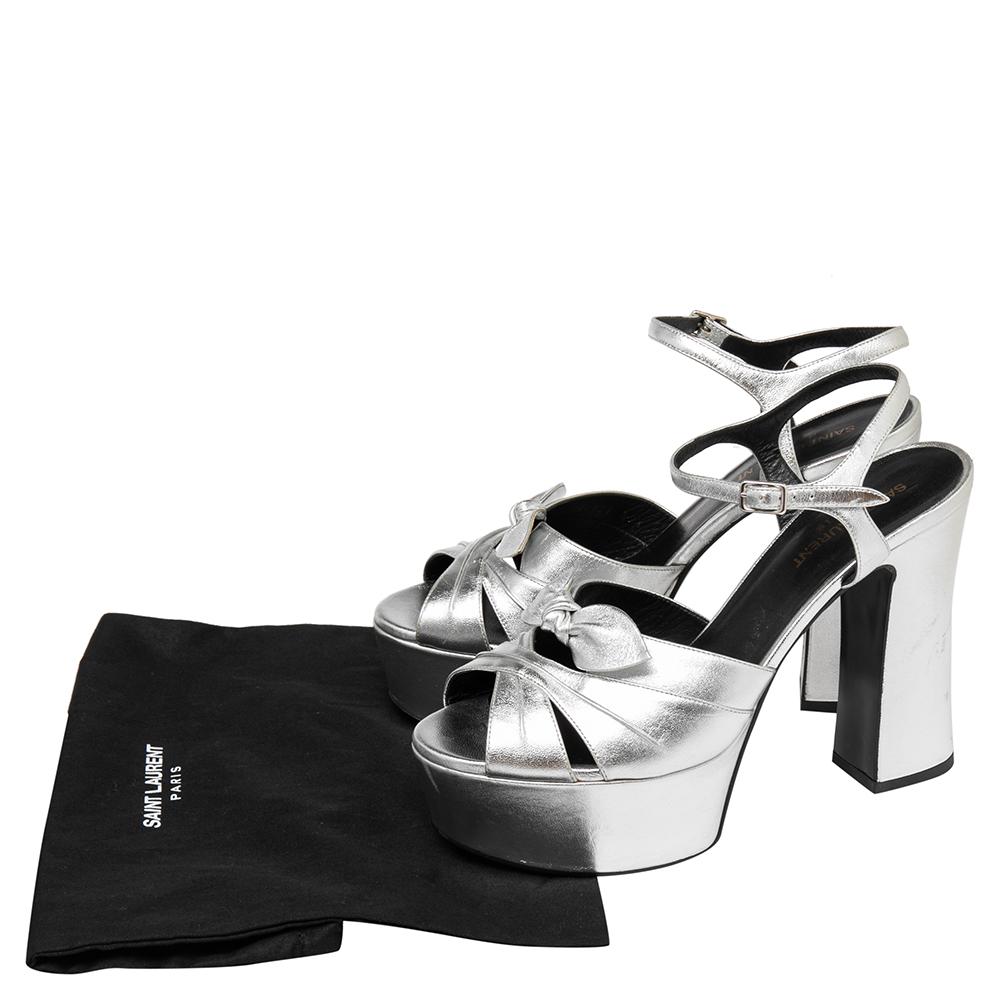 Ces sandales de Saint Laurent donneront à vos pieds une touche de style et d'espièglerie. Confectionnées en Italie, elles sont réalisées en cuir et présentent une jolie silhouette. Ils ont des orteils ouverts, des nœuds Candy sur l'empeigne, des