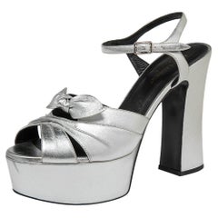 Saint Laurent Silberne Plateausandalen aus Leder mit Candy Bow-Schleife Größe 39,5