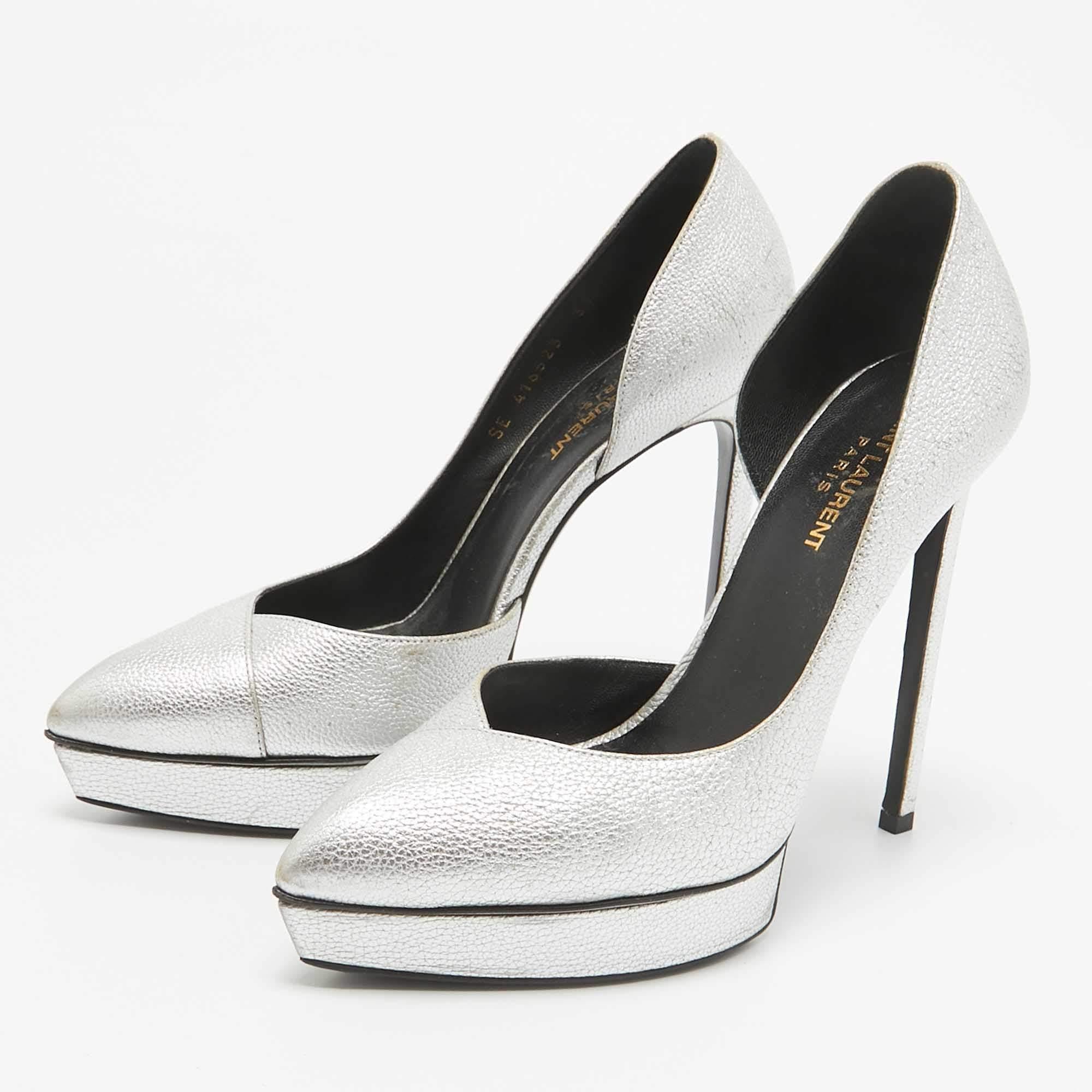 Affichez un style élégant avec cette paire d'escarpins. Ces chaussures élégantes sont fabriquées à partir de matériaux de qualité. Ils sont posés sur des semelles durables et des talons élégants.