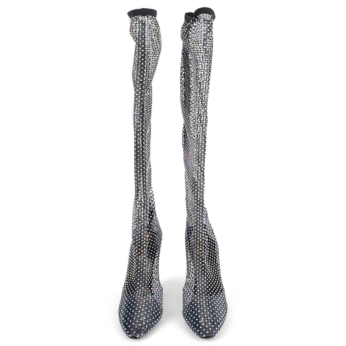 100% authentische Saint Laurent 68 kniehohe Stiefel aus Lurex®-Mesh mit Wildlederbesätzen und Kristallverzierungen. Elastisches Band im oberen Bereich. Sie wurden einmal getragen und sind in praktisch neuem Zustand. Lieferung mit Staubbeuteln.