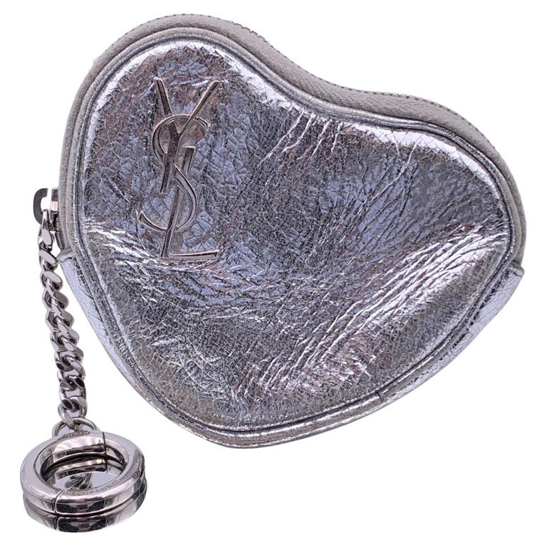 Saint Laurent Herzmünze-Handtasche aus Silber und Metallleder mit  Schlüsselanhänger im Angebot bei 1stDibs