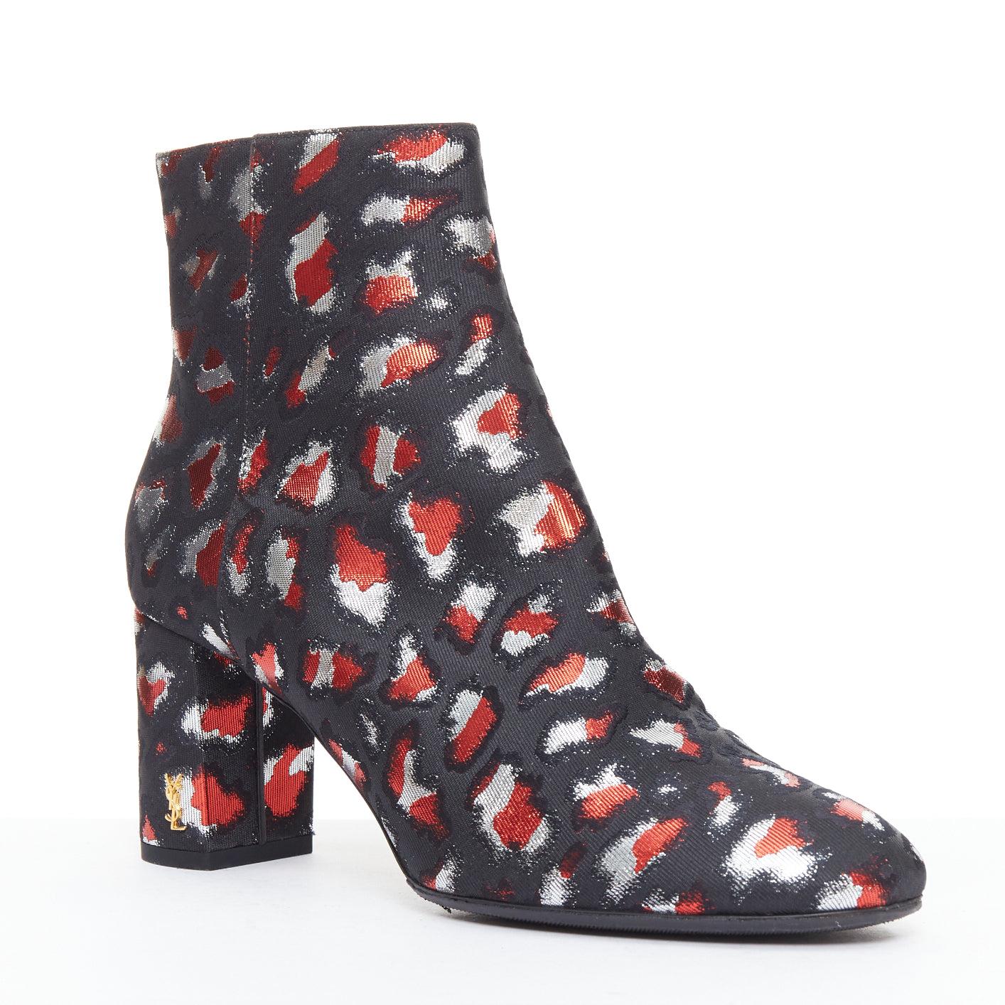 SAINT LAURENT silver red black jacquard YSL gold logo booties EU38
Référence : NKLL/A00475
Marque : Saint Laurent
Designer : Anthony Vaccarello
Matériau : Tissu
Couleur : noir, rouge
Motif : Solide
Fermeture : Zip
Doublure : Cuir noir
Détails