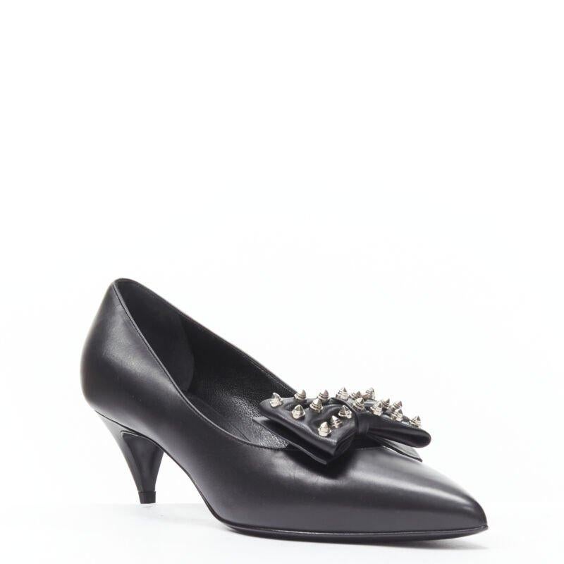 SAINT LAURENT argento con borchie e fiocco, punta della pompa EU37
Riferimento: MELK/A00207
Marchio: Saint Laurent
Stilista: Anthony Vaccarello
Materiale: Pelle
Colore: nero
Modello: Tinta unita
Fodera:  Pelle
Prodotto in:
